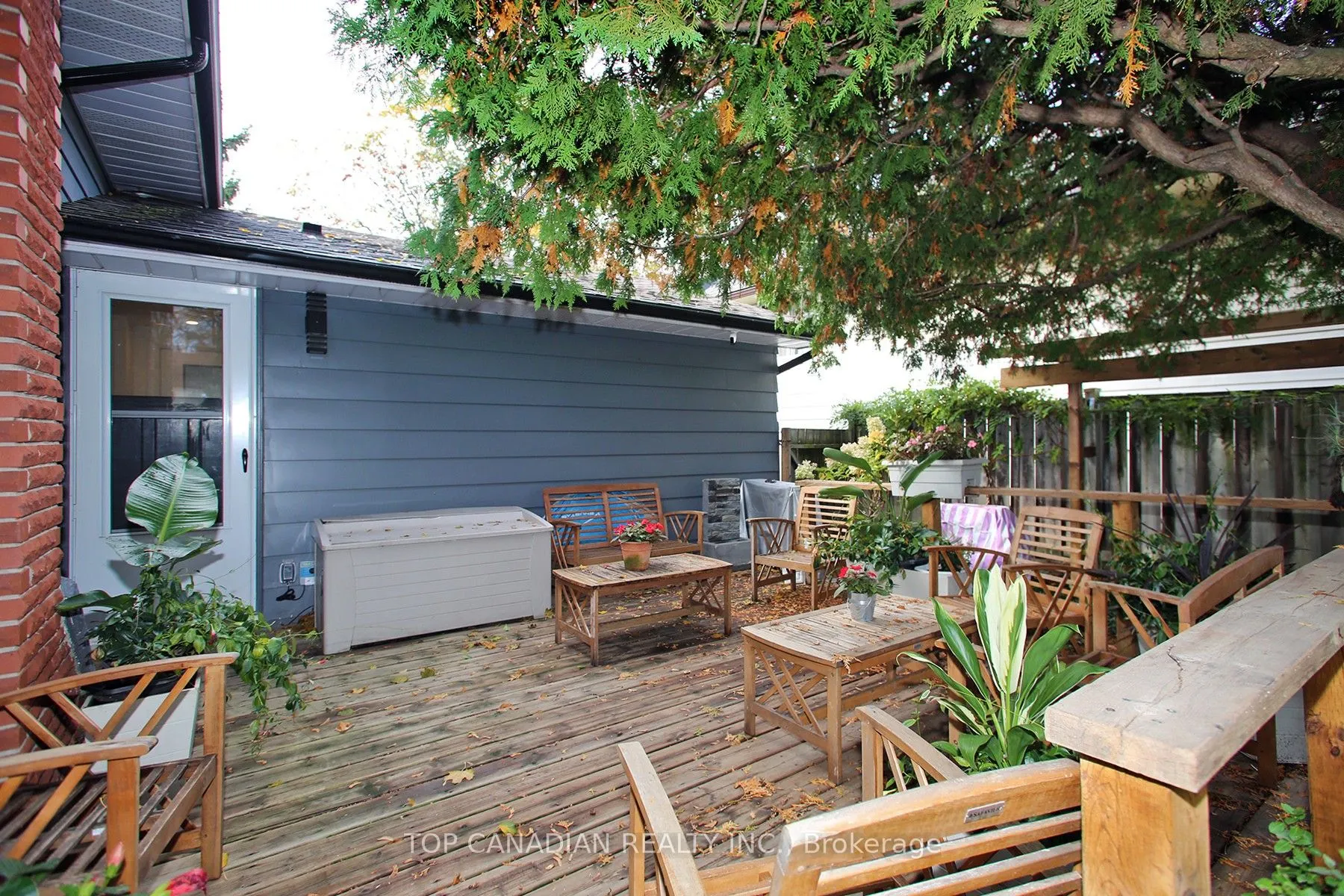 645 Castleguard Crescent