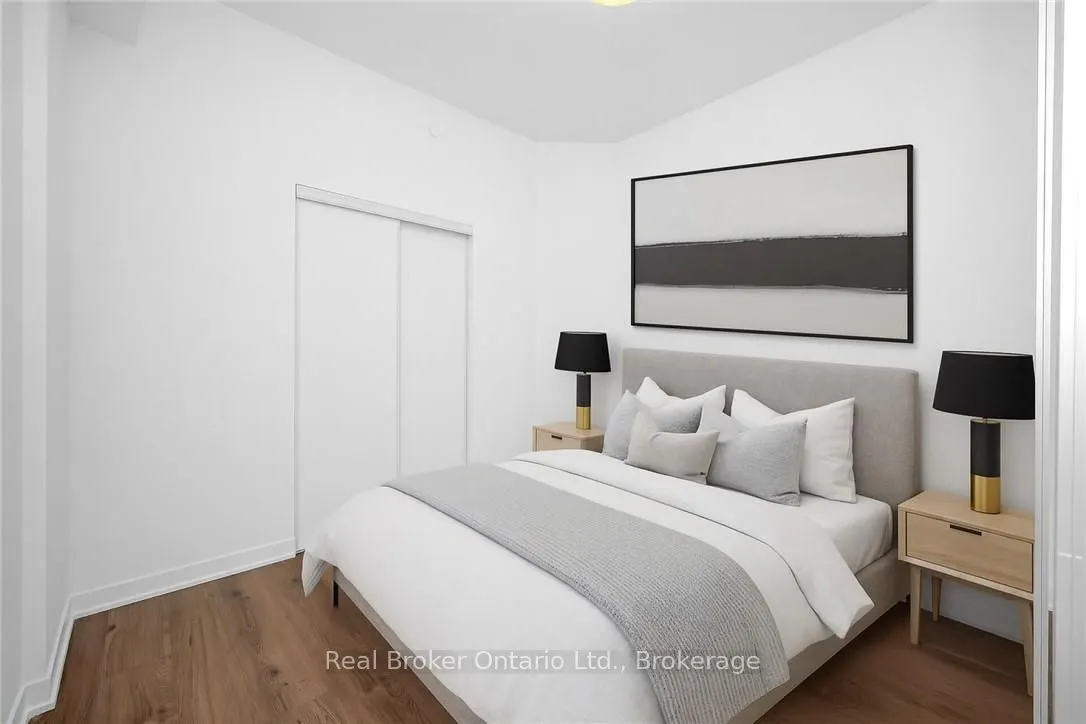 395 Dundas Street, #819