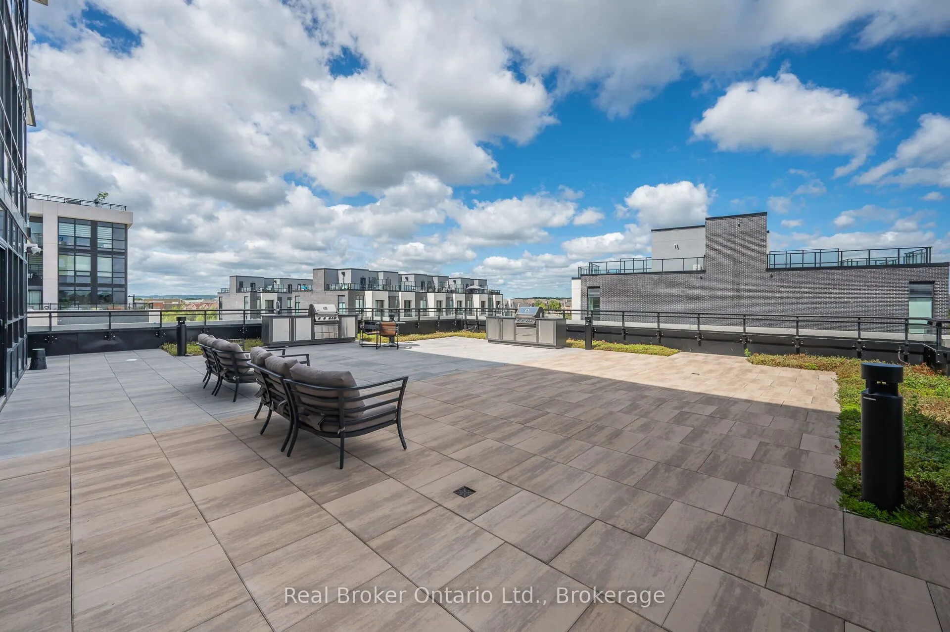 395 Dundas Street, #819