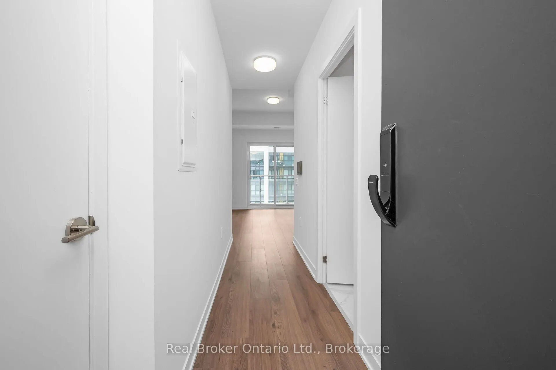 395 Dundas Street, #819