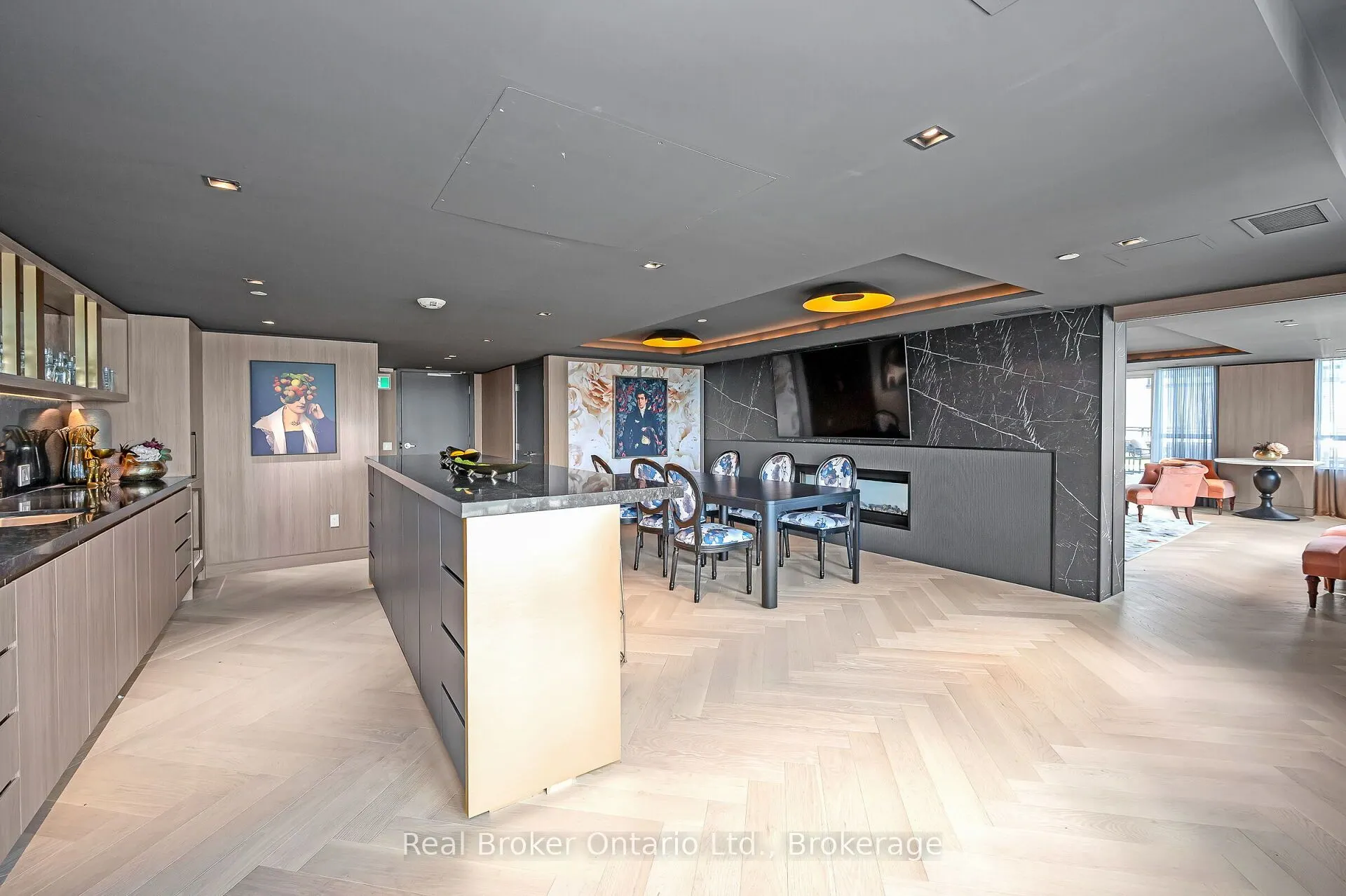 395 Dundas Street, #819