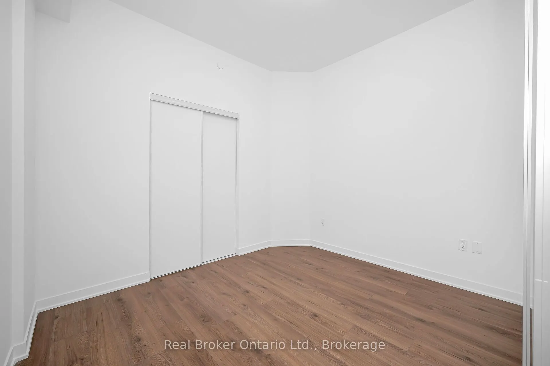 395 Dundas Street, #819