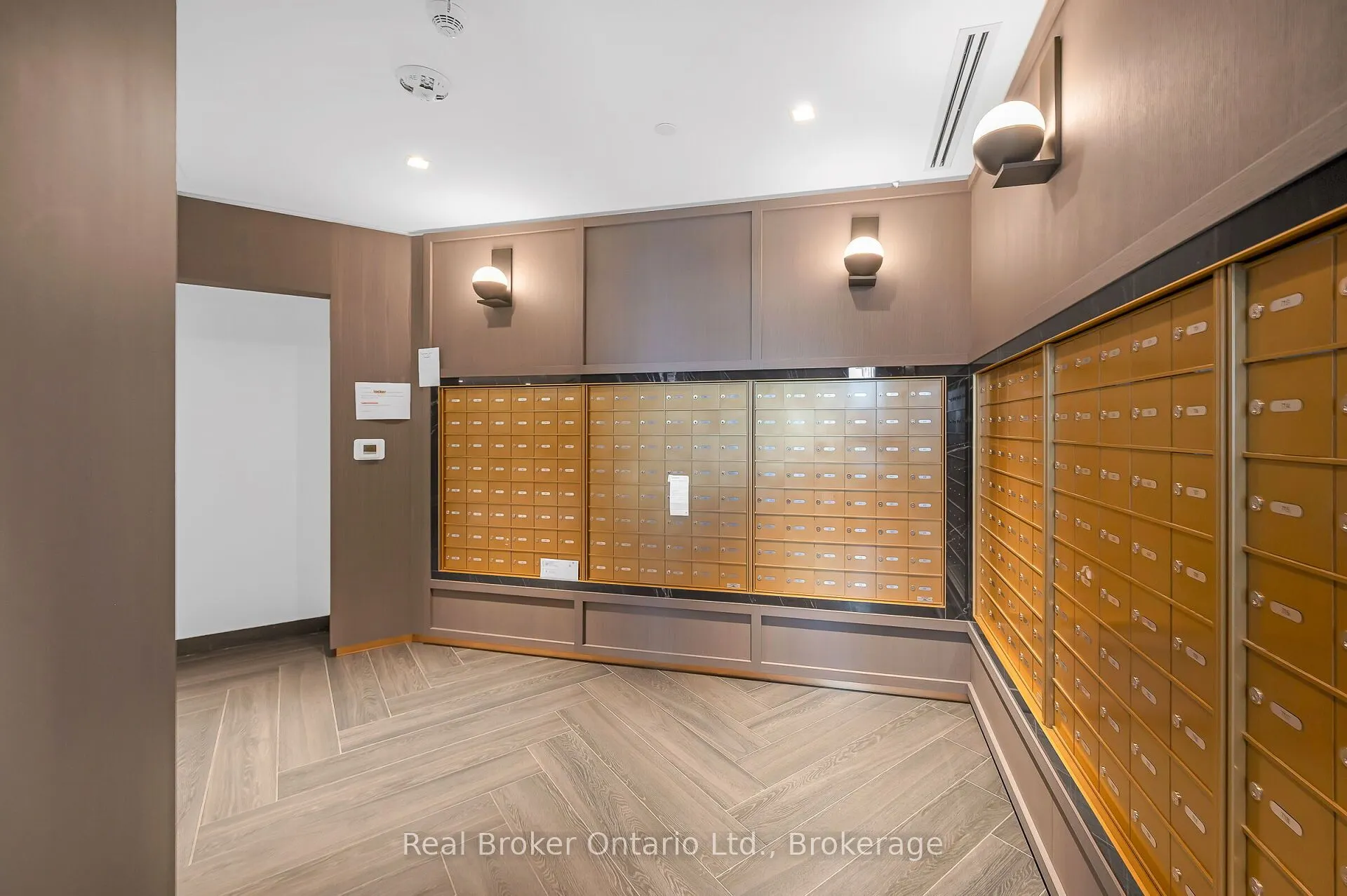 395 Dundas Street, #819