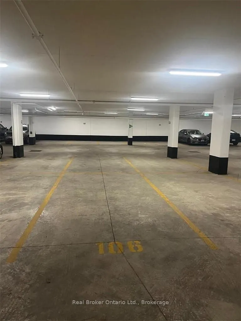 395 Dundas Street, #819