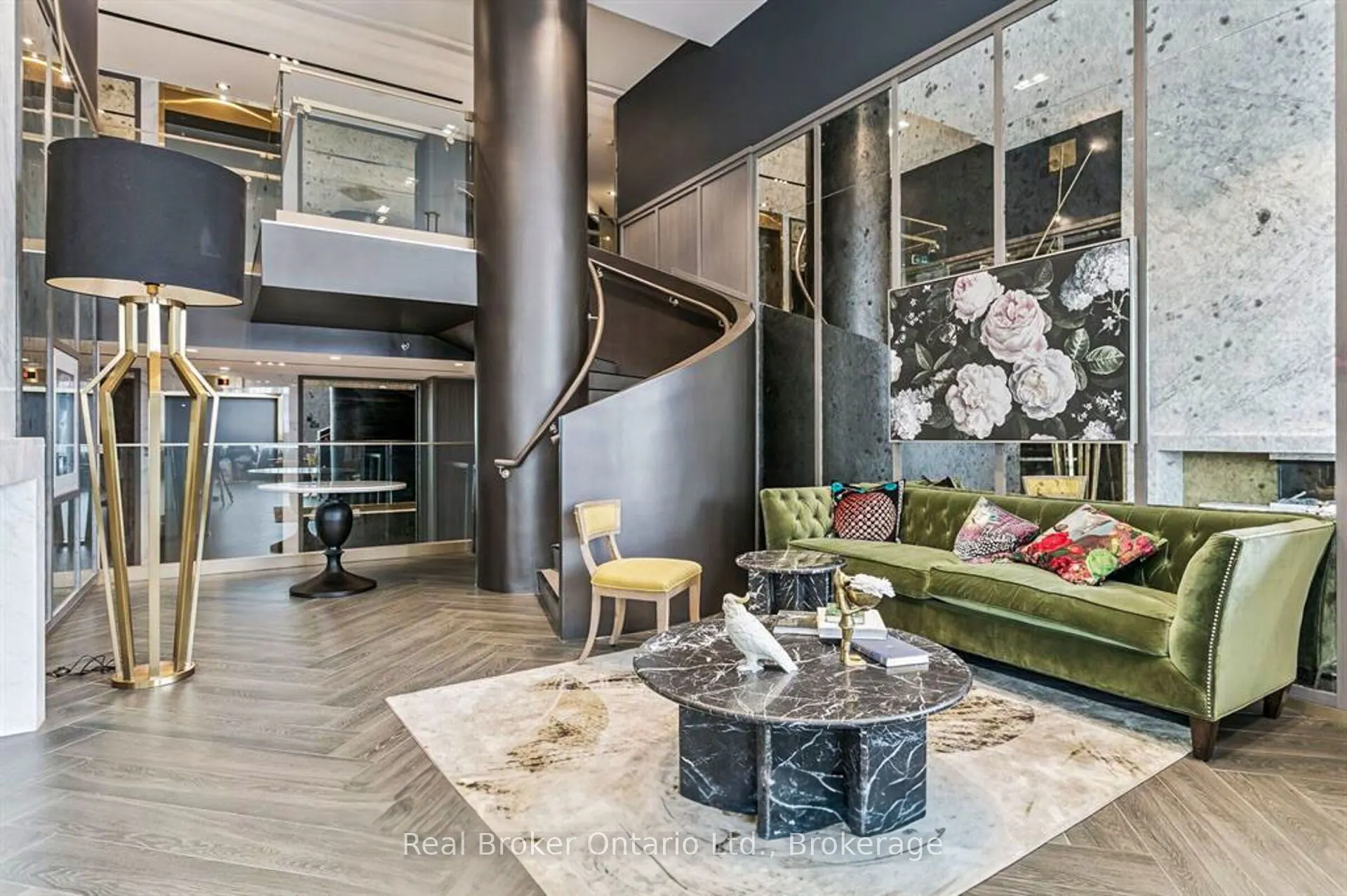 395 Dundas Street, #819