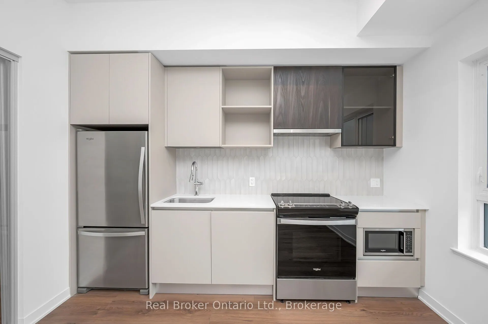 395 Dundas Street, #819