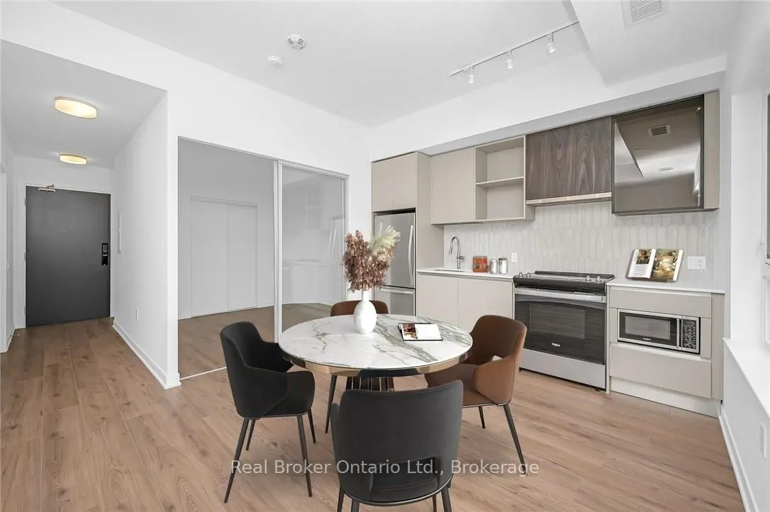 395 Dundas Street, #819