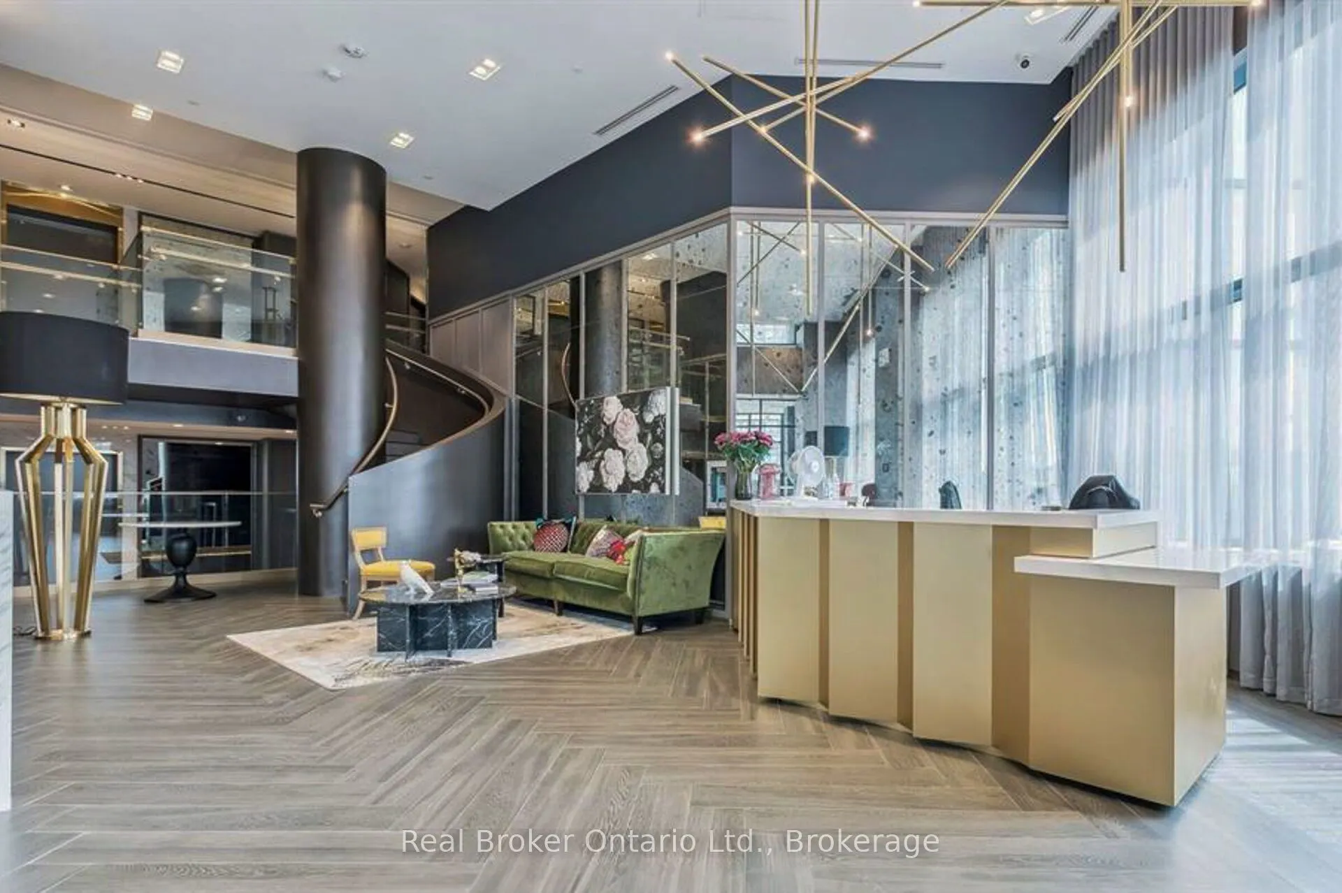 395 Dundas Street, #819