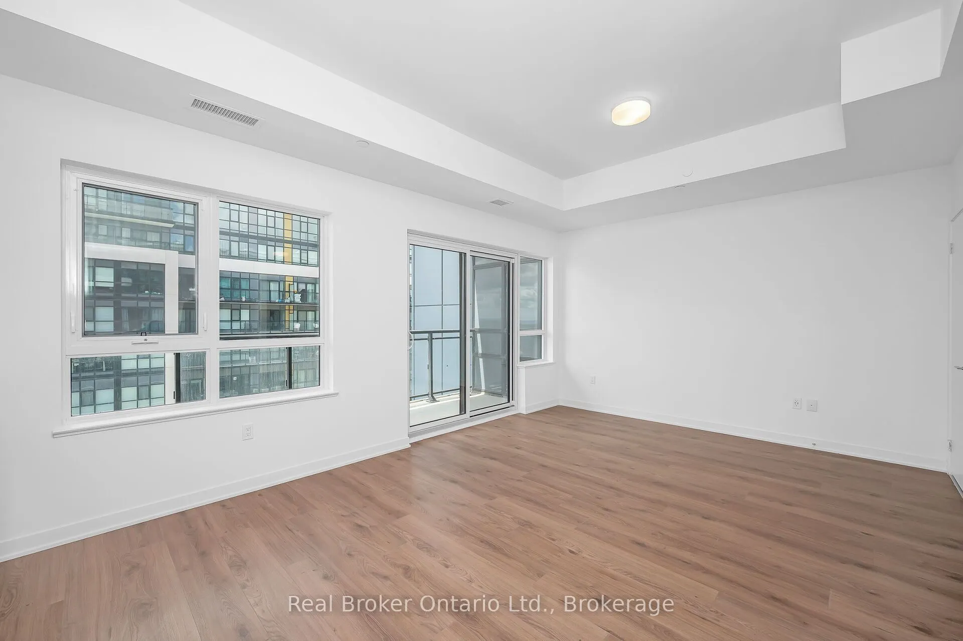 395 Dundas Street, #819