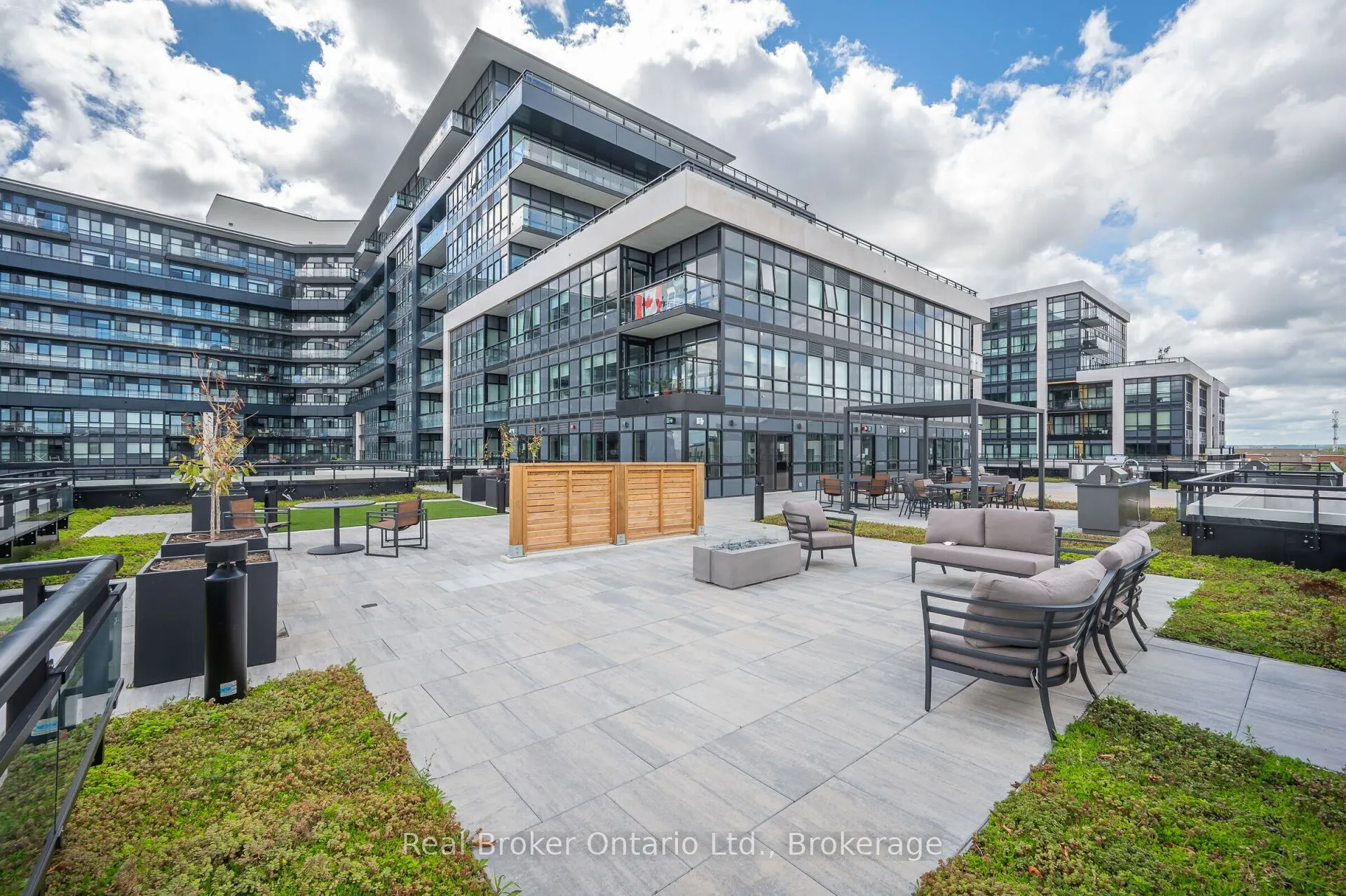 395 Dundas Street, #819