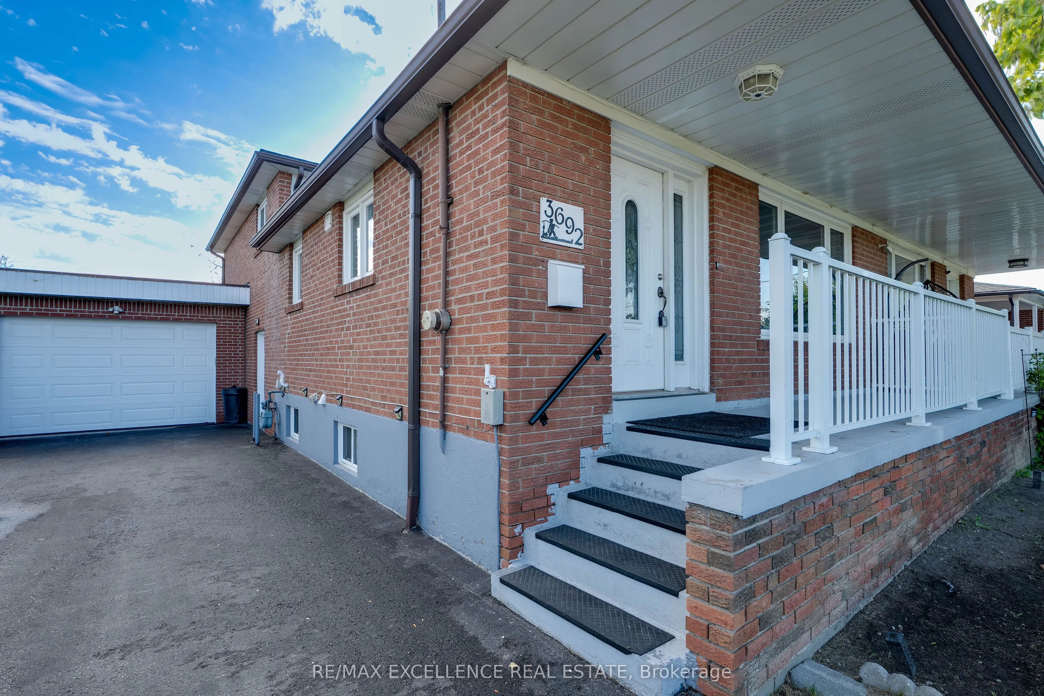 3692 Crabtree Crescent