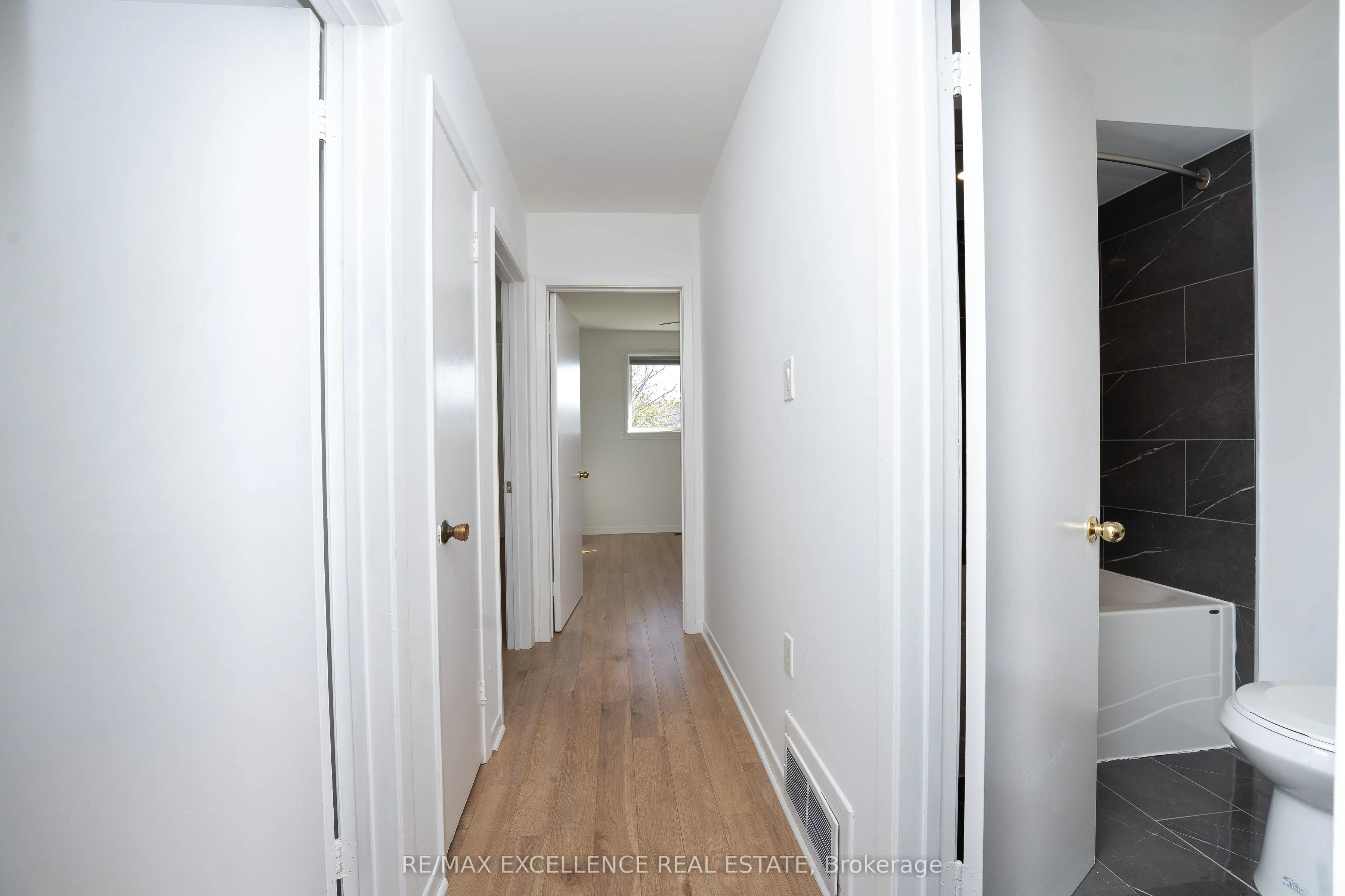 3692 Crabtree Crescent