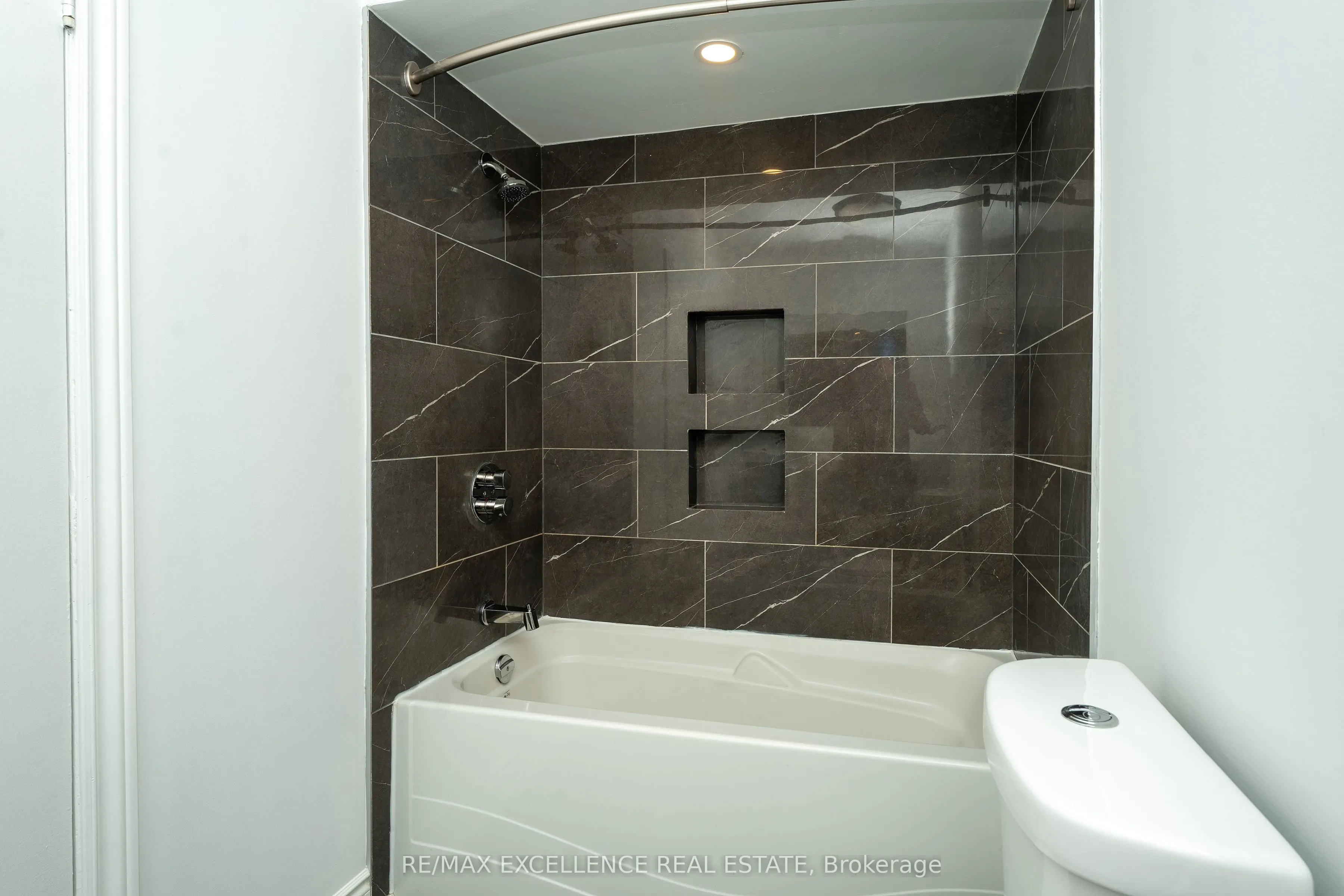 3692 Crabtree Crescent