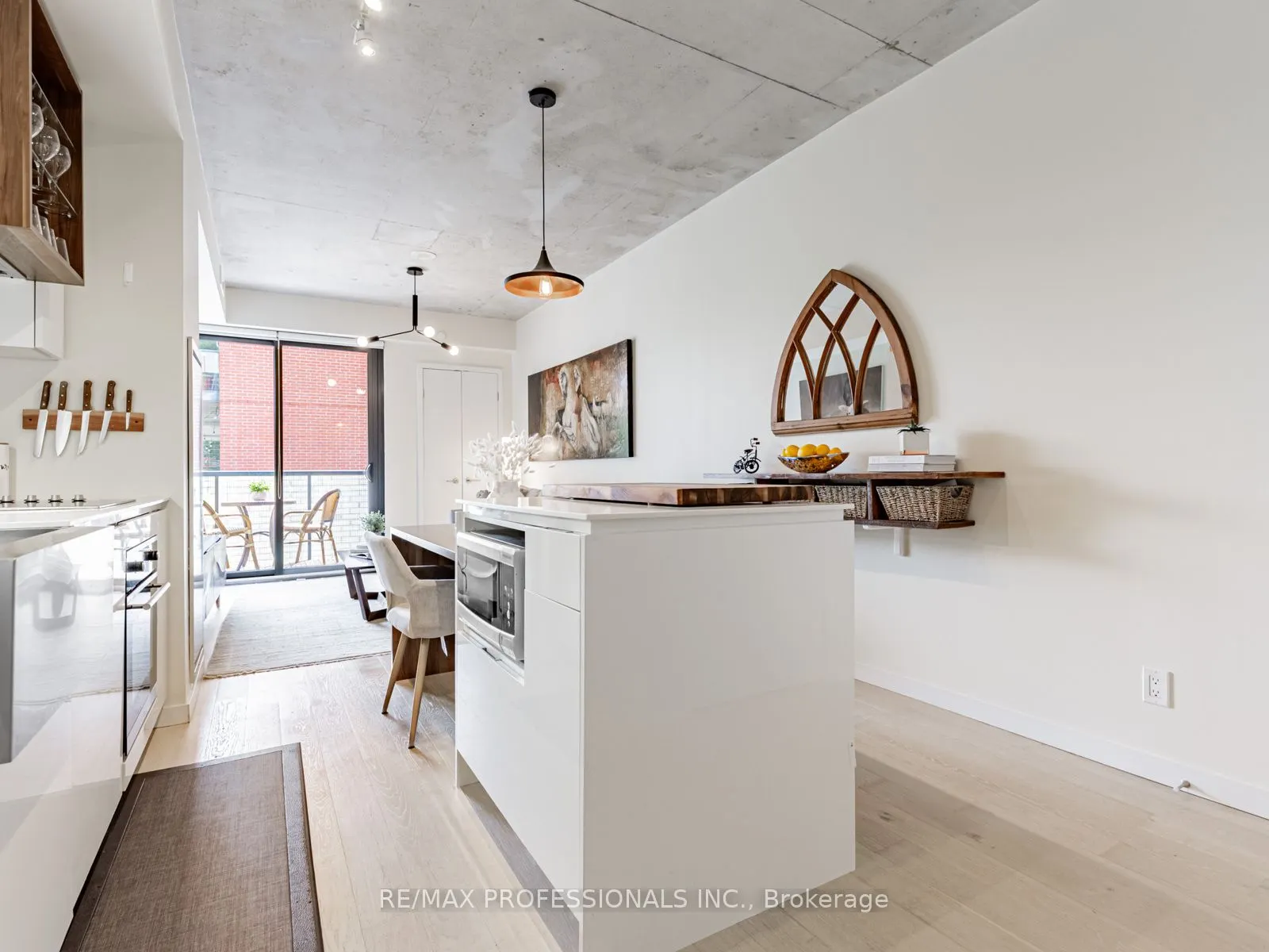 383 Sorauren Avenue, #401