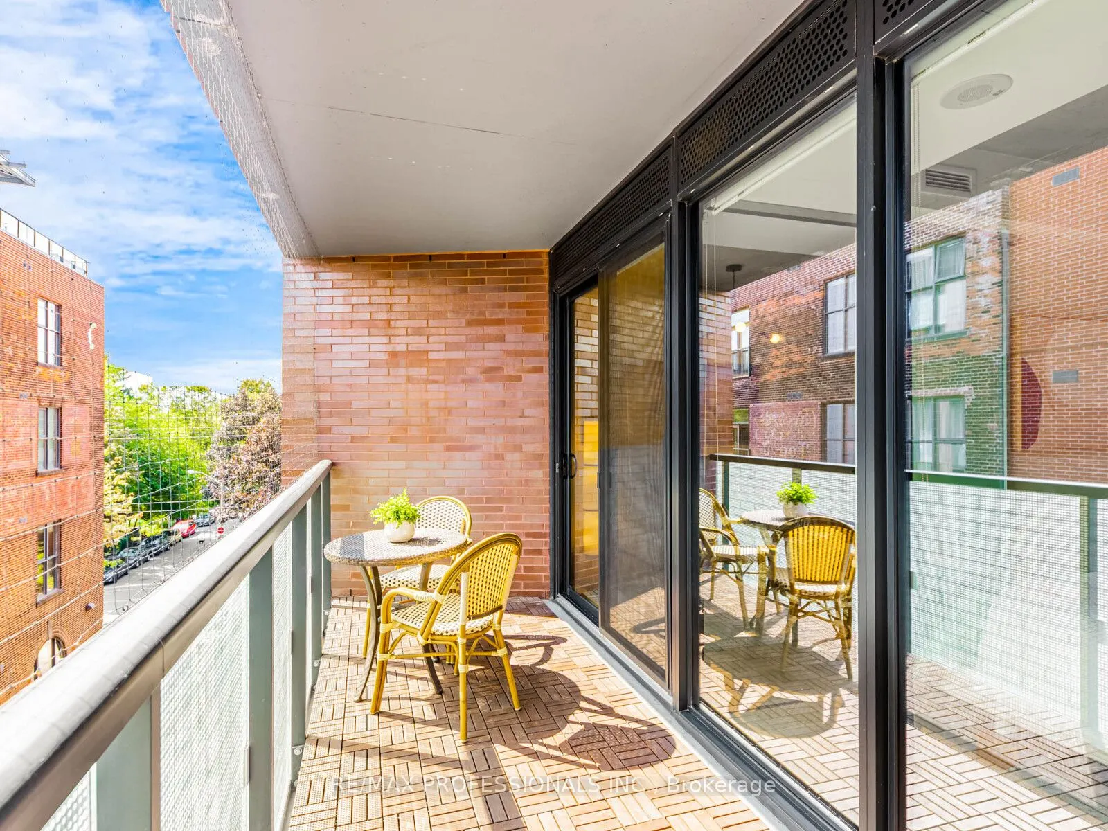 383 Sorauren Avenue, #401