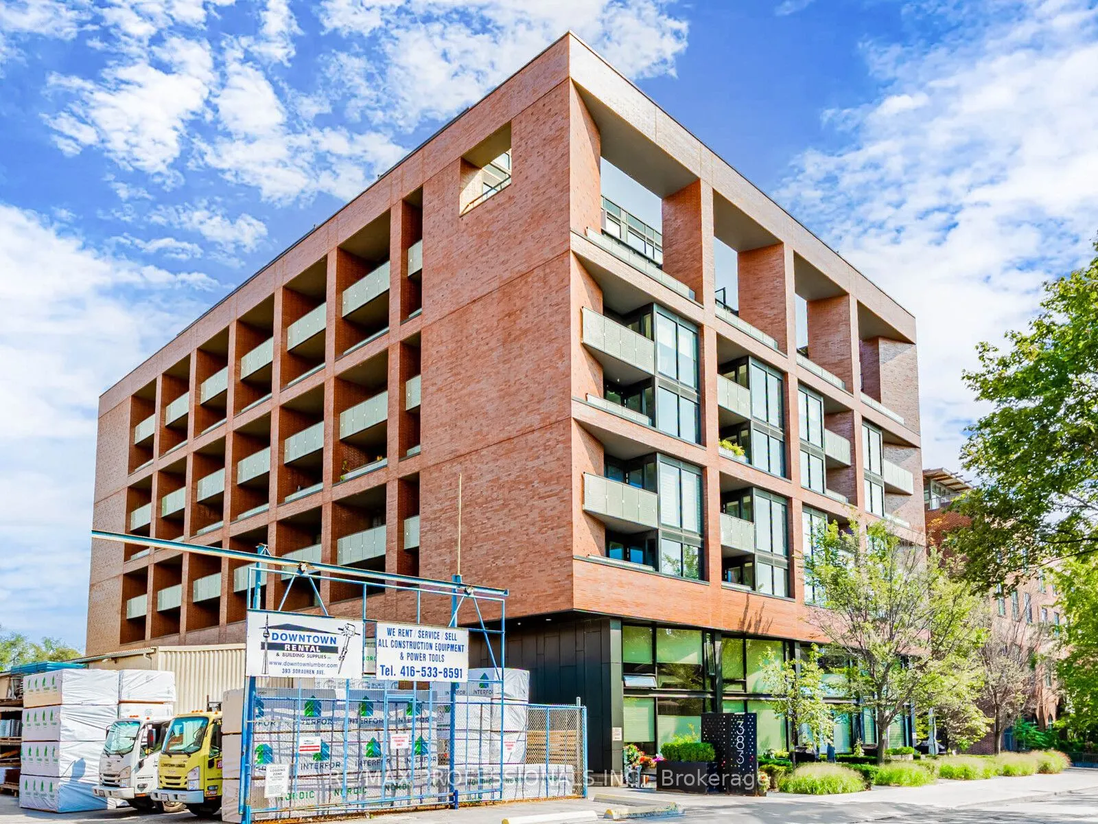 383 Sorauren Avenue, #401