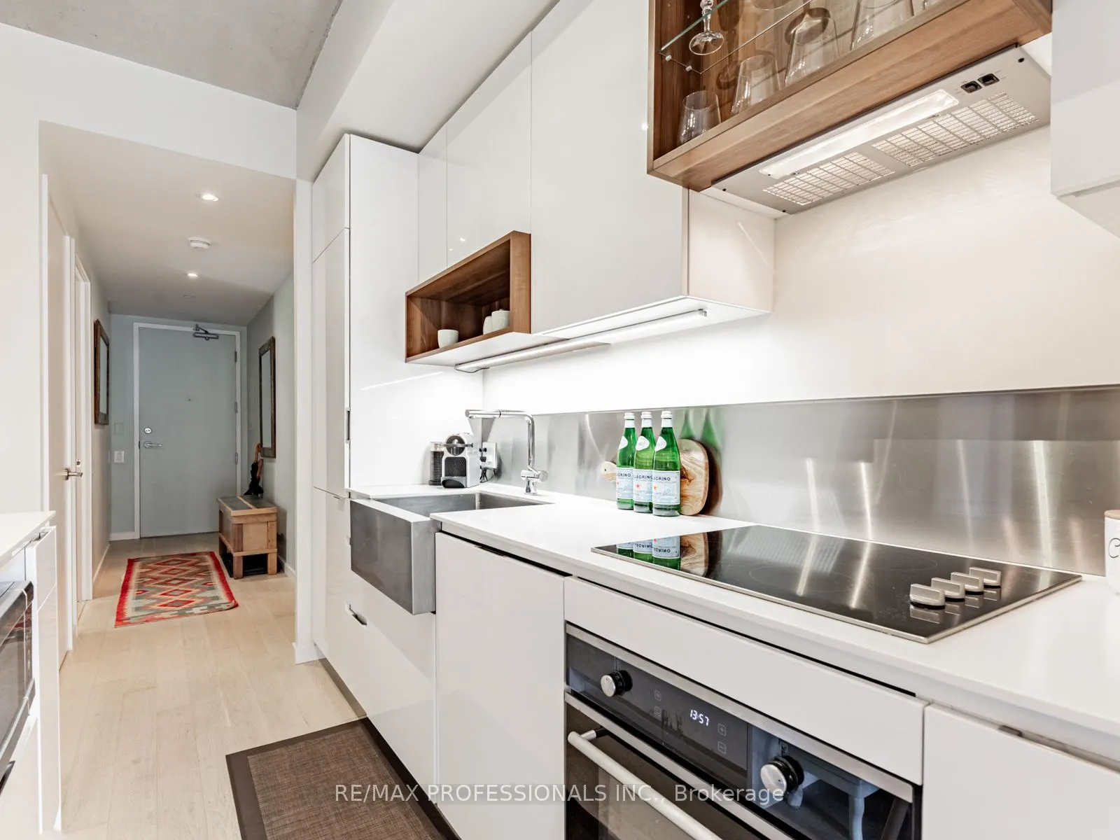 383 Sorauren Avenue, #401