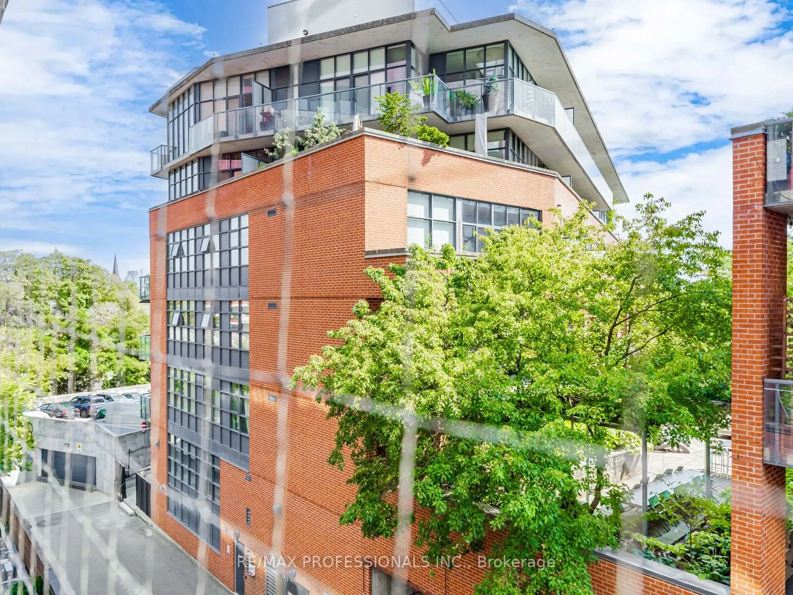 383 Sorauren Avenue, #401