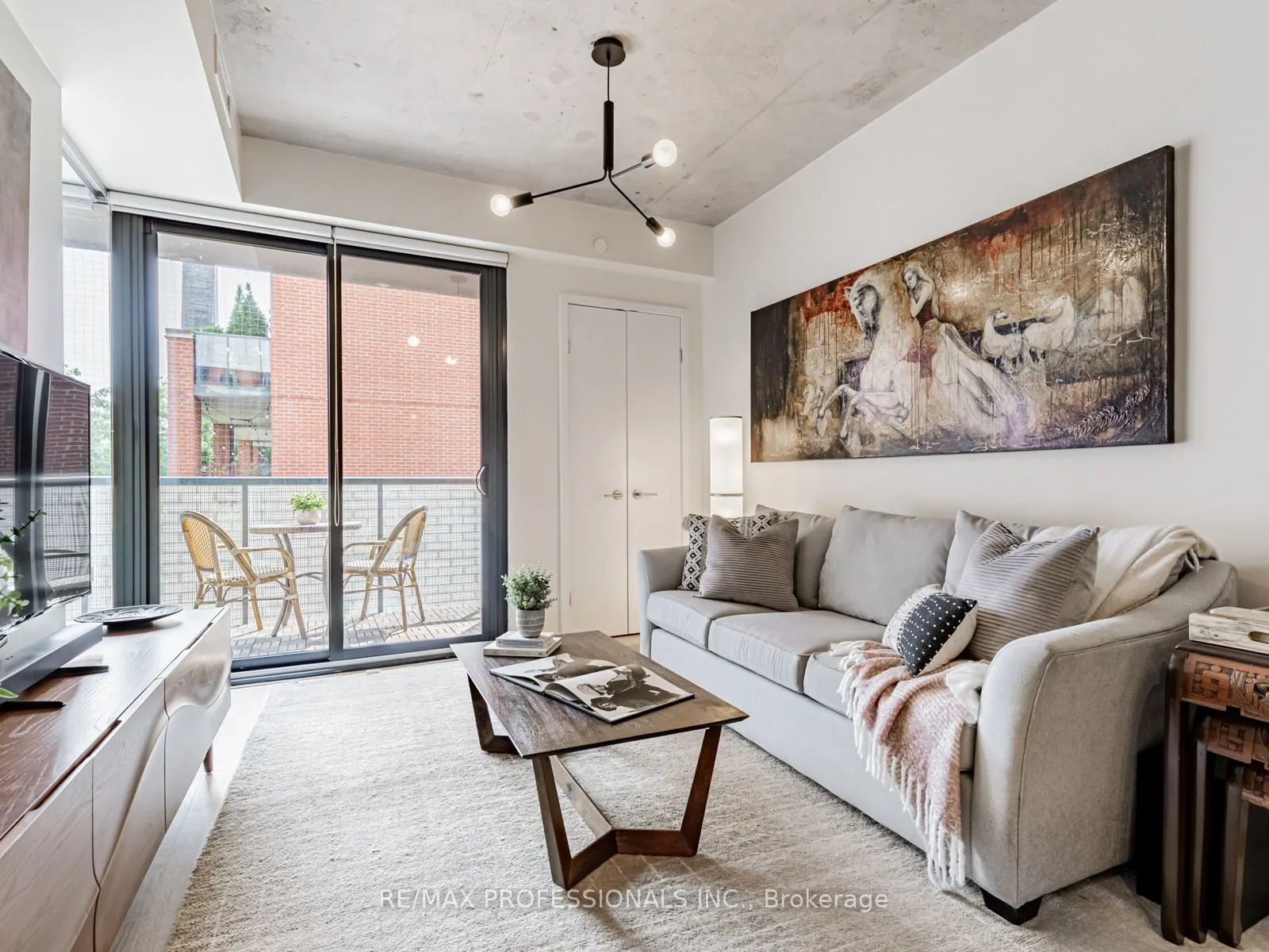 383 Sorauren Avenue, #401