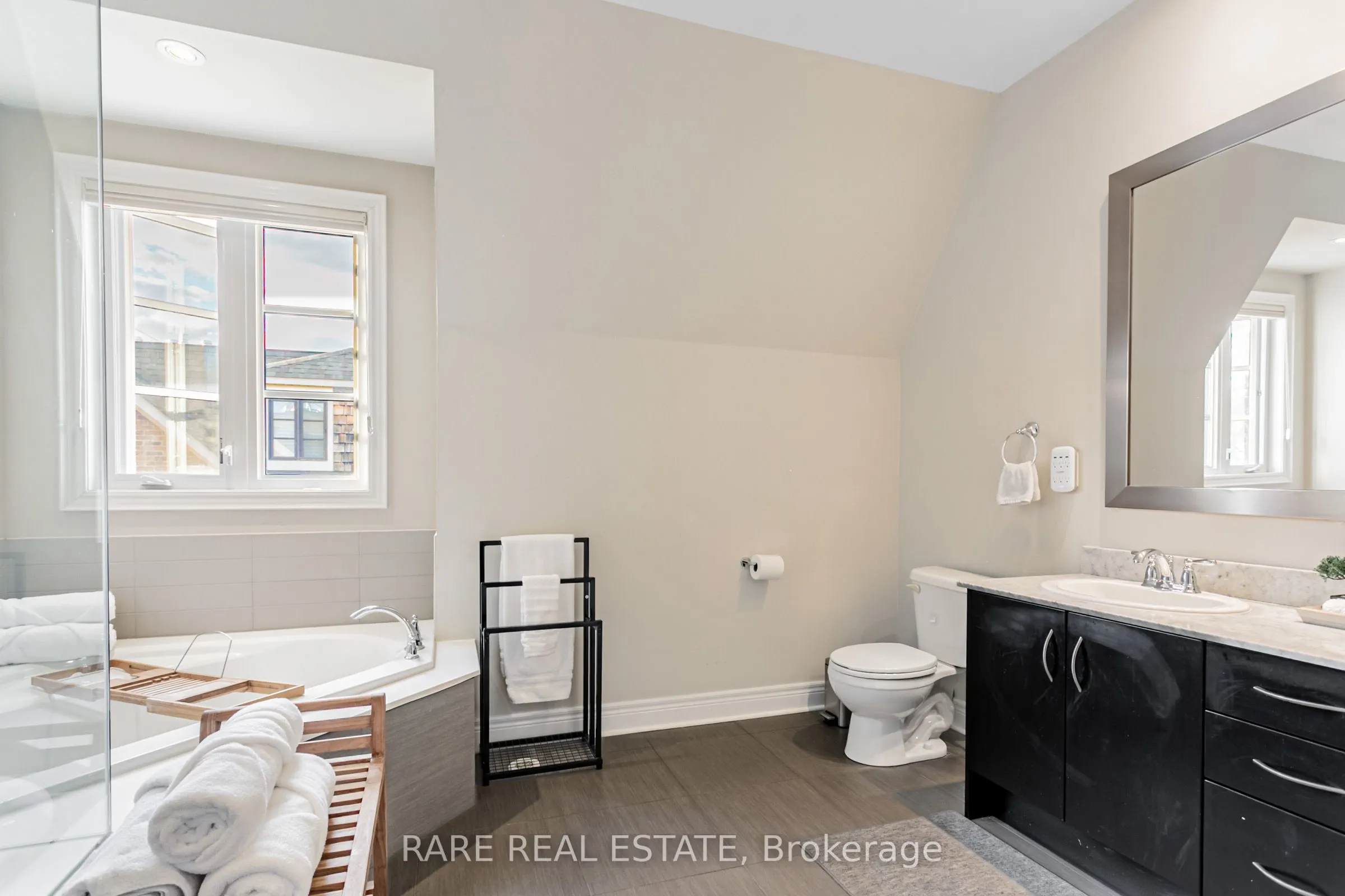 1812 Burnhamthorpe Road E, #114