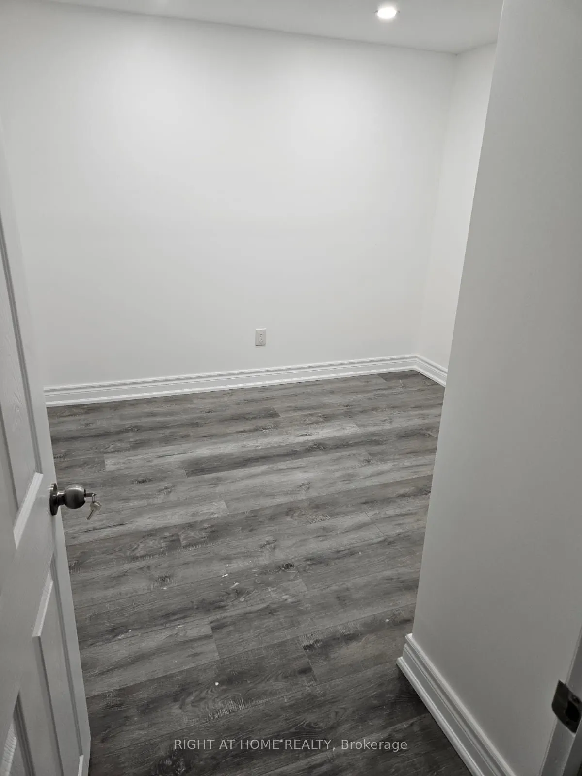 1137 Ewing Crescent