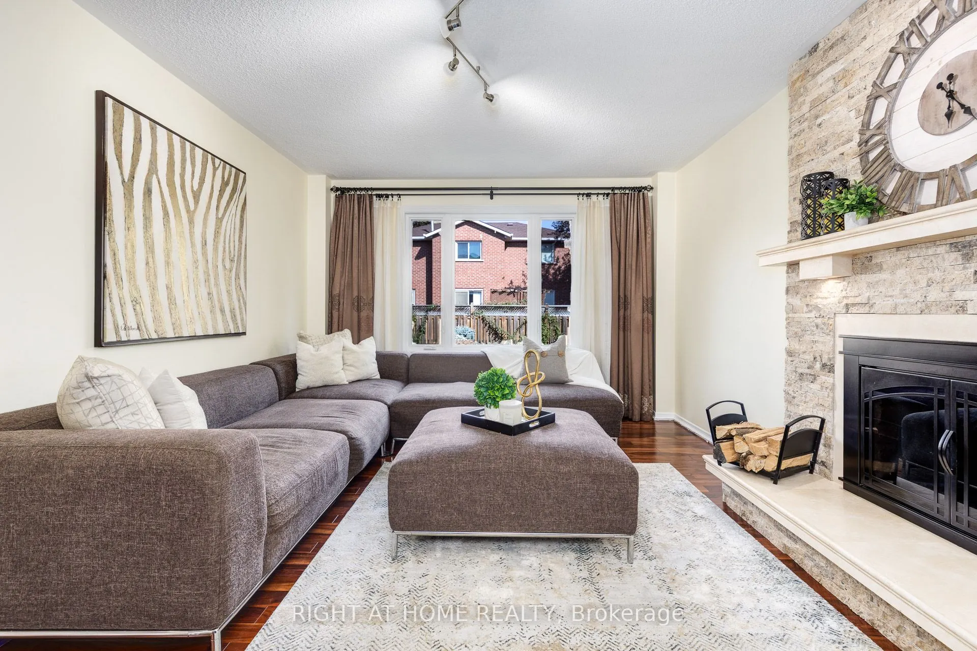 223 River Oaks Boulevard W
