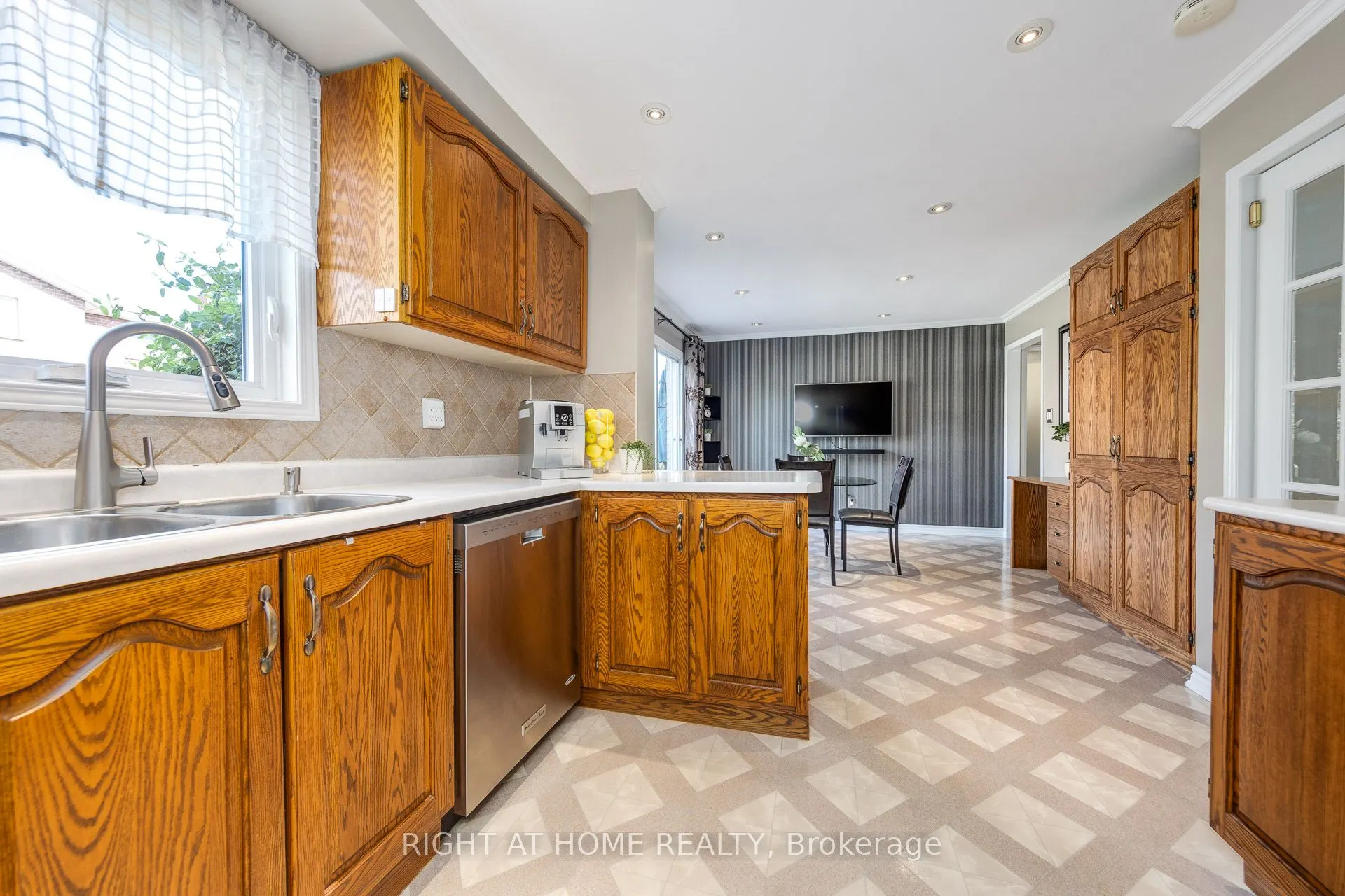 223 River Oaks Boulevard W