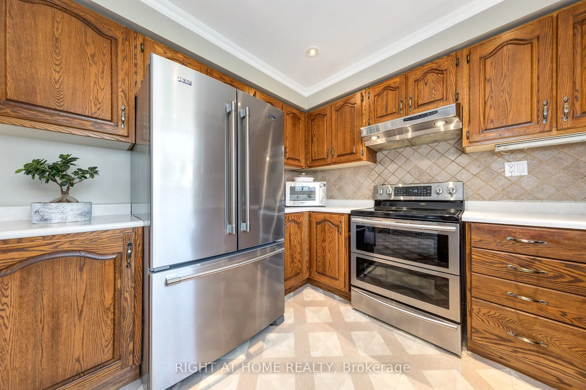 223 River Oaks Boulevard W