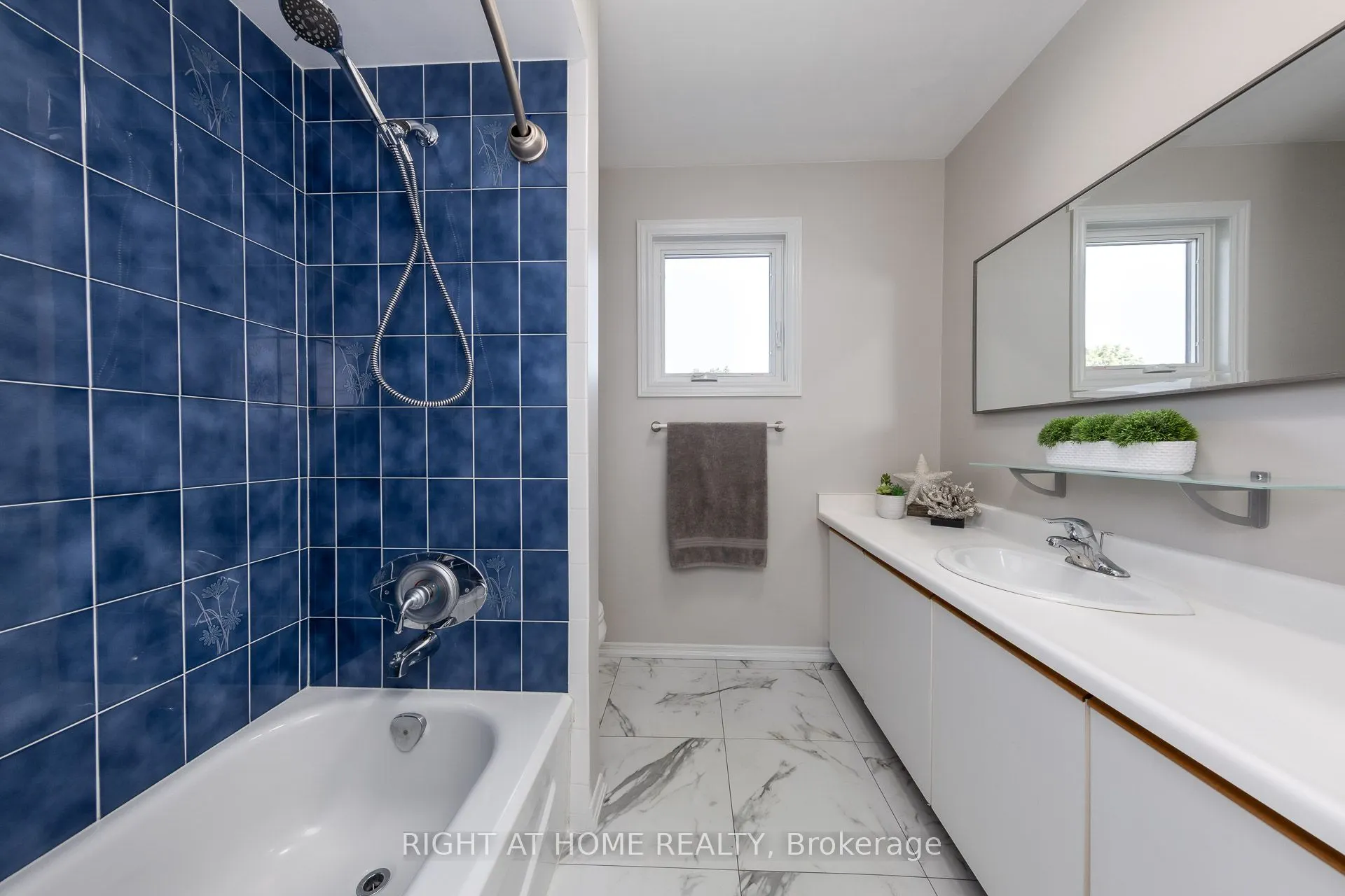 223 River Oaks Boulevard W