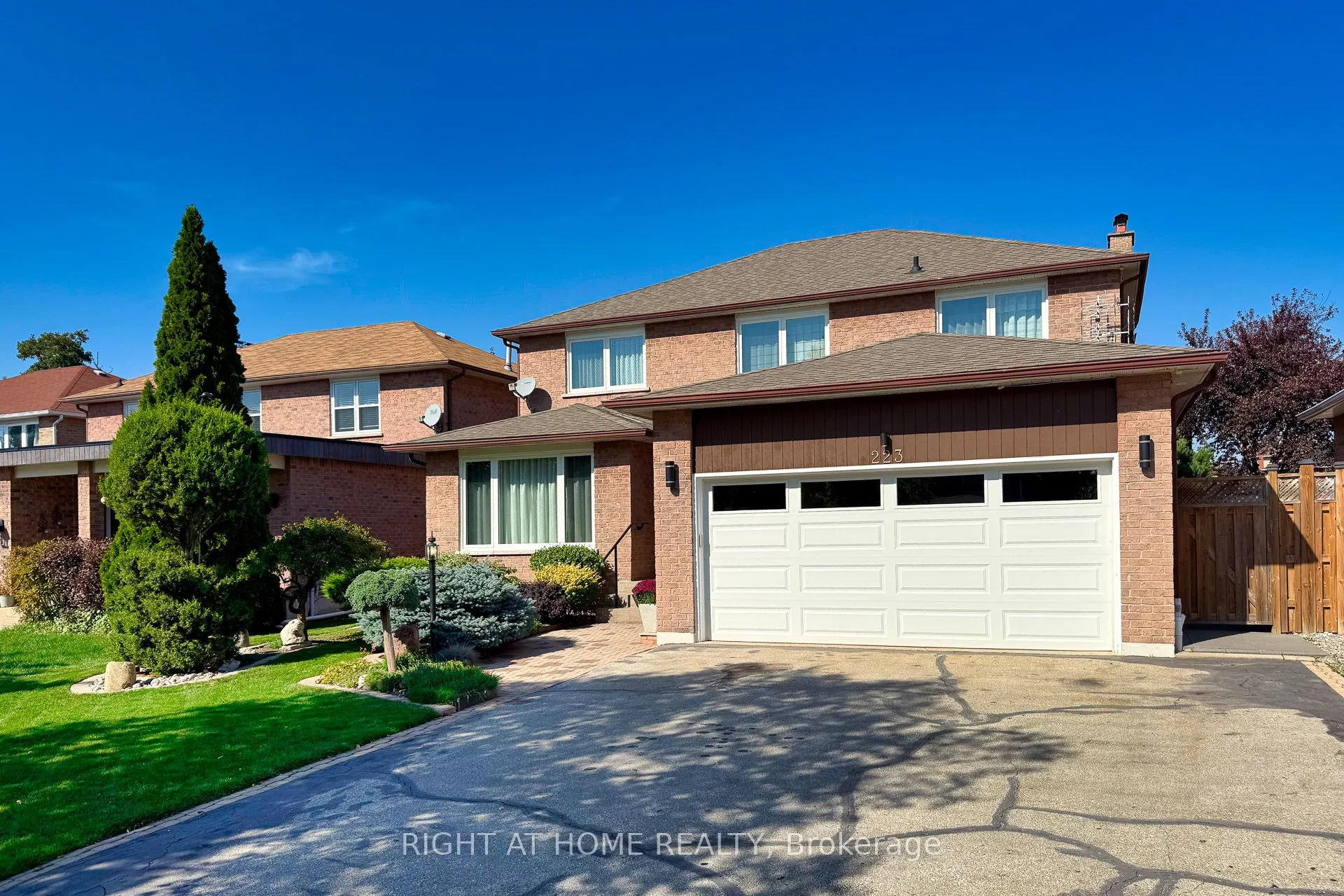 223 River Oaks Boulevard W