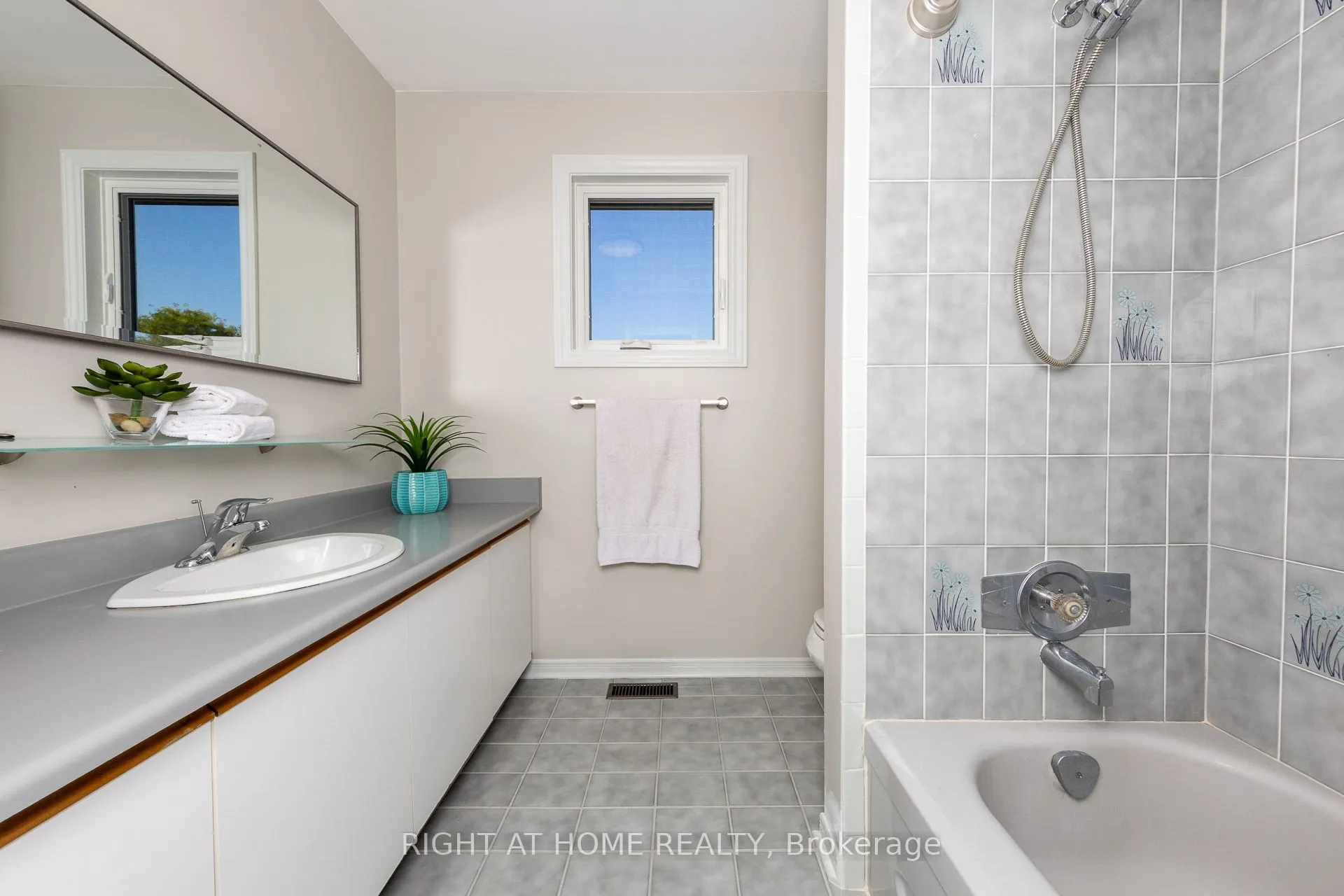 223 River Oaks Boulevard W