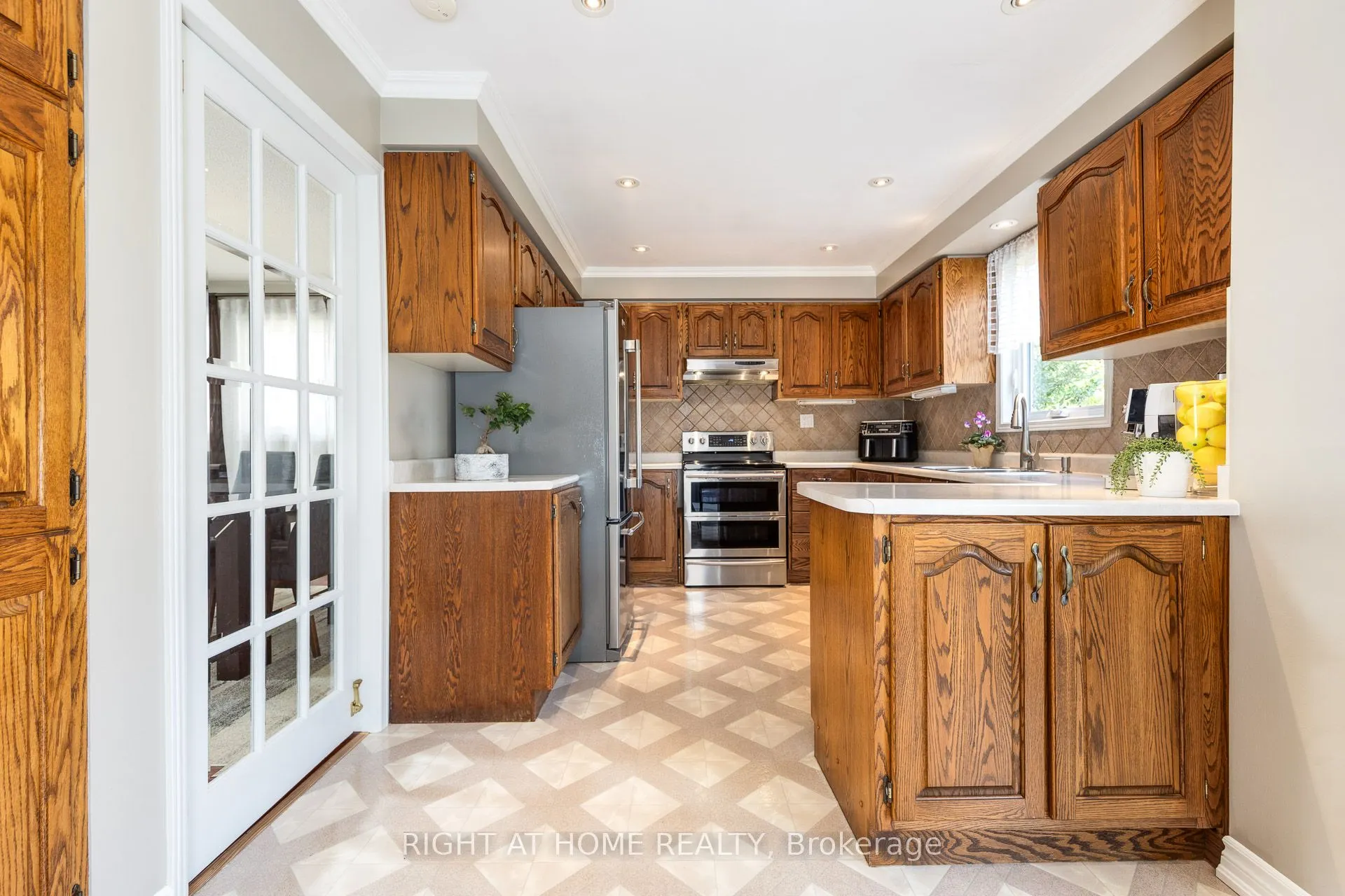 223 River Oaks Boulevard W