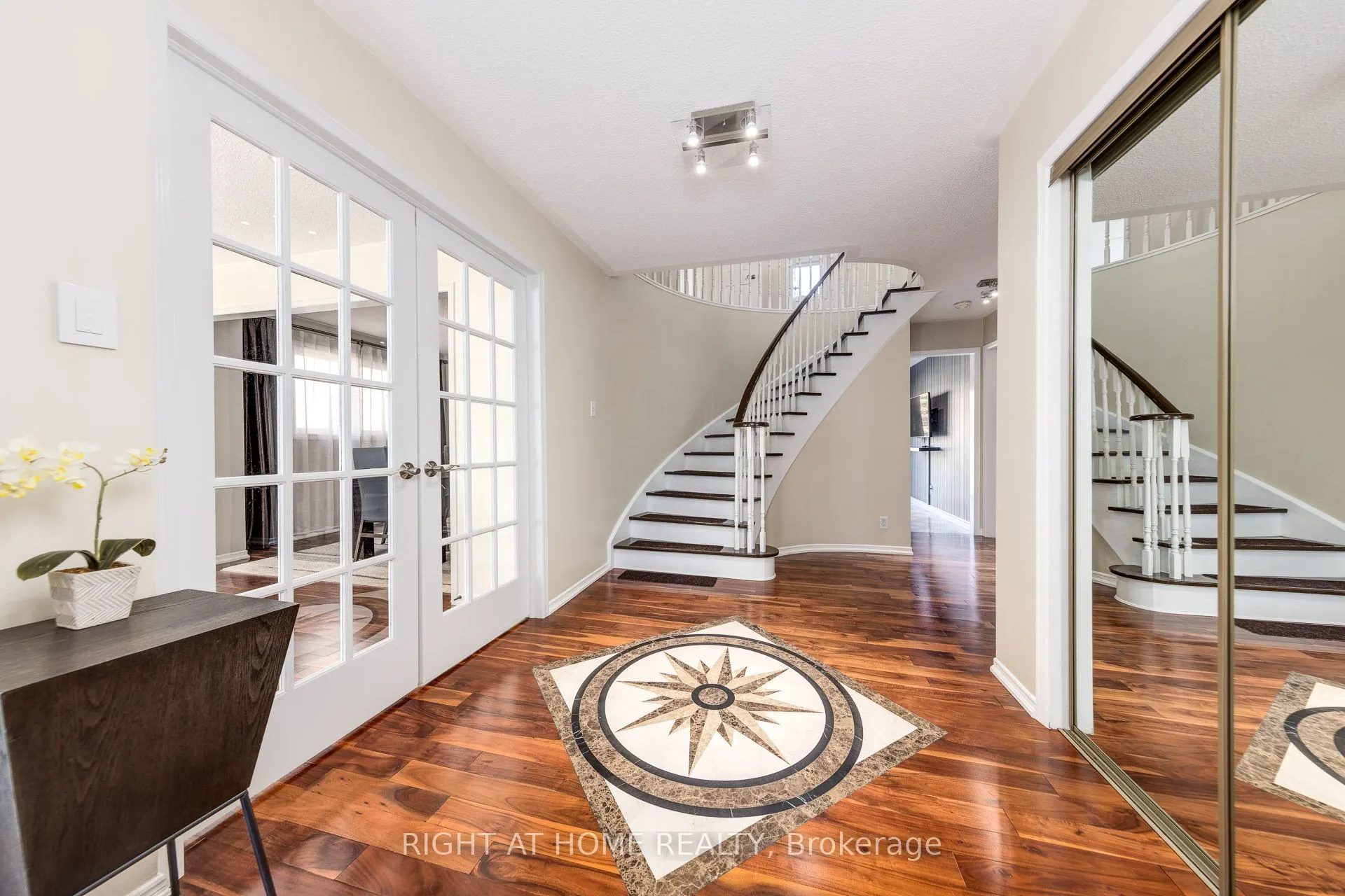 223 River Oaks Boulevard W