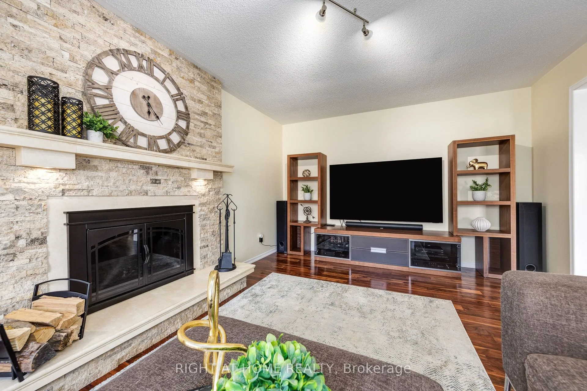 223 River Oaks Boulevard W