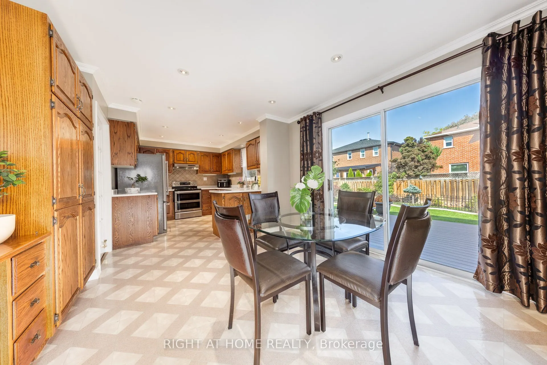 223 River Oaks Boulevard W