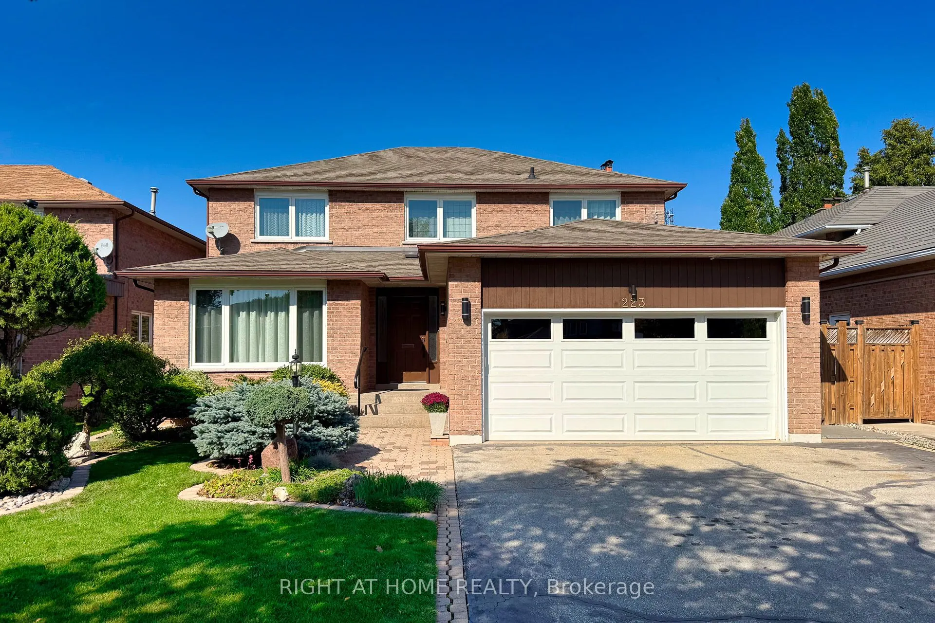 223 River Oaks Boulevard W