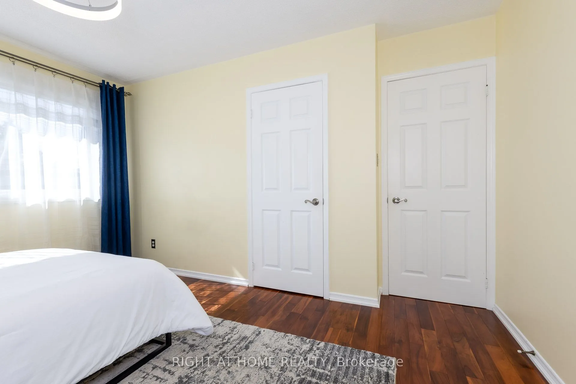 223 River Oaks Boulevard W