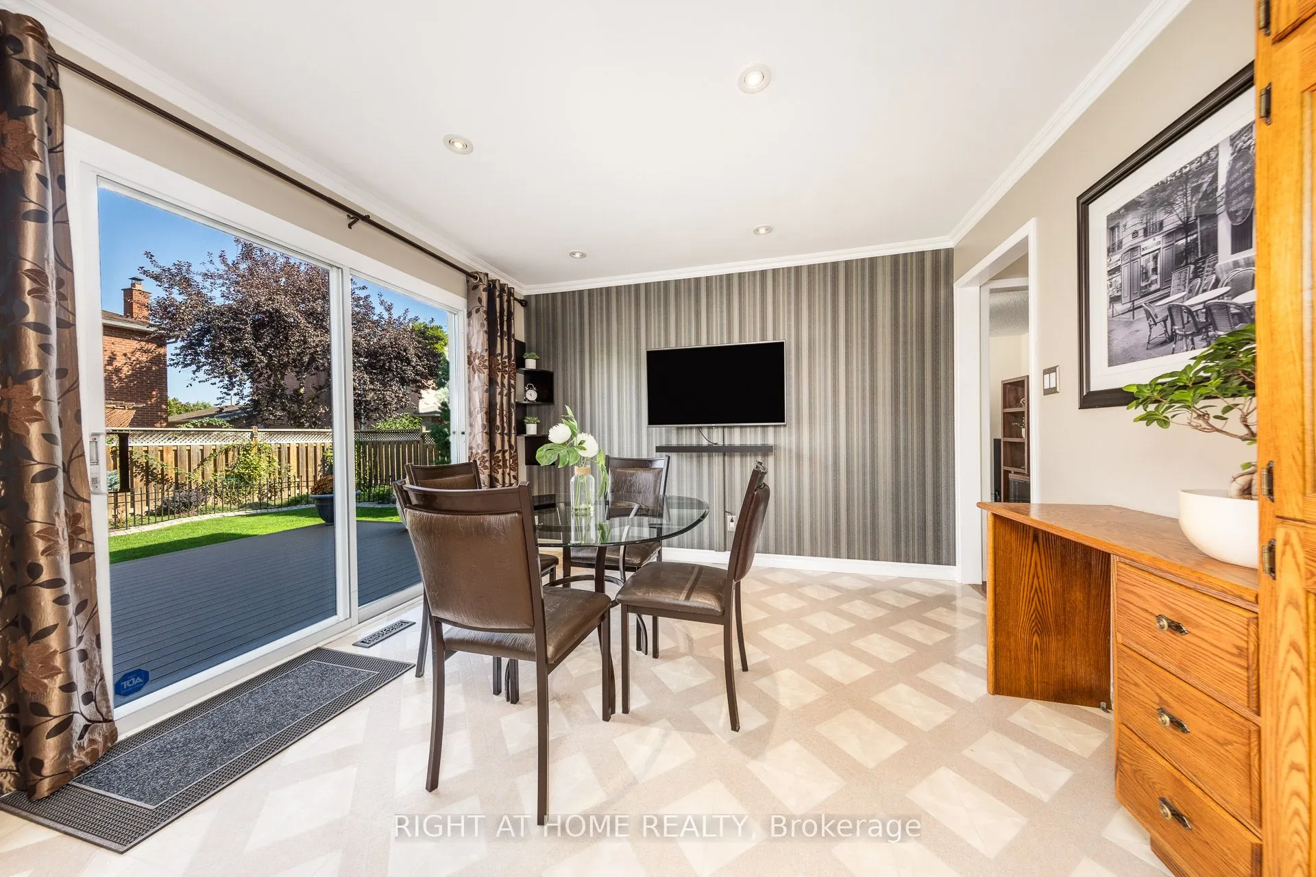 223 River Oaks Boulevard W
