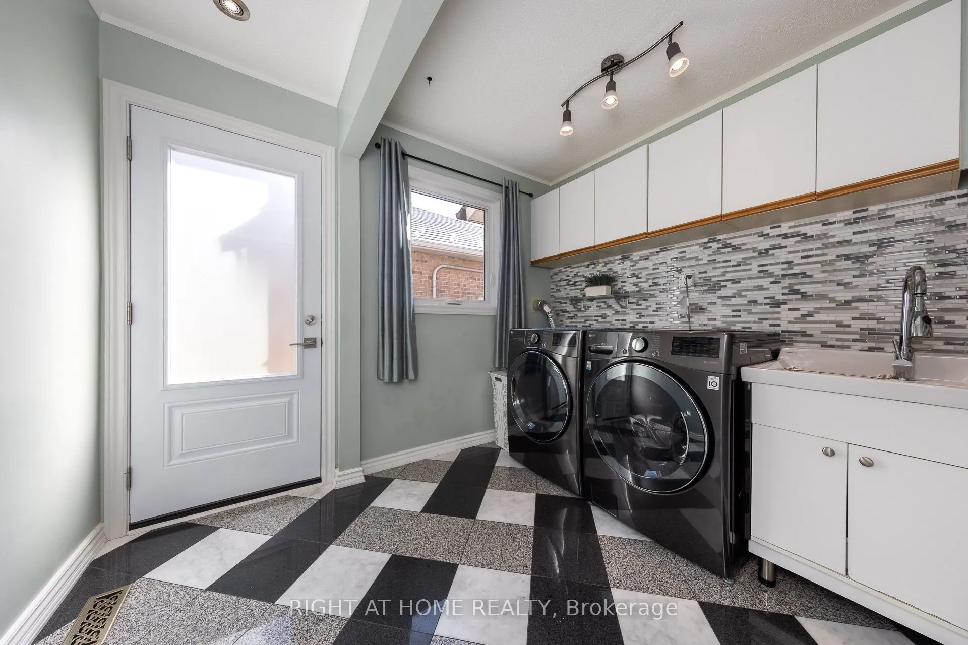 223 River Oaks Boulevard W