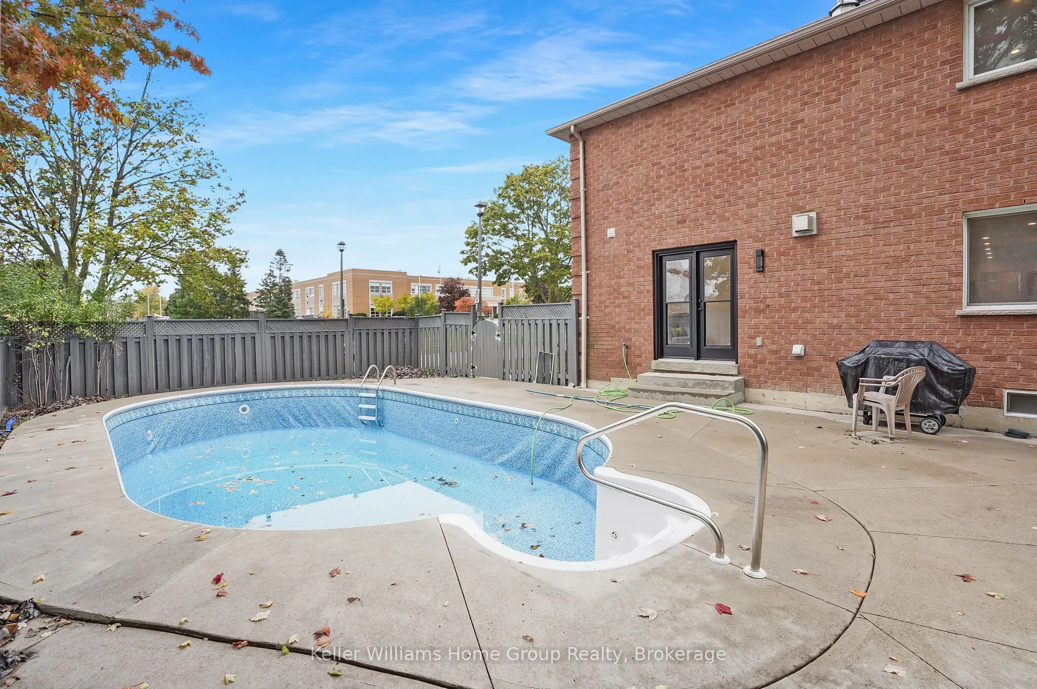 1105 Ewing Crescent