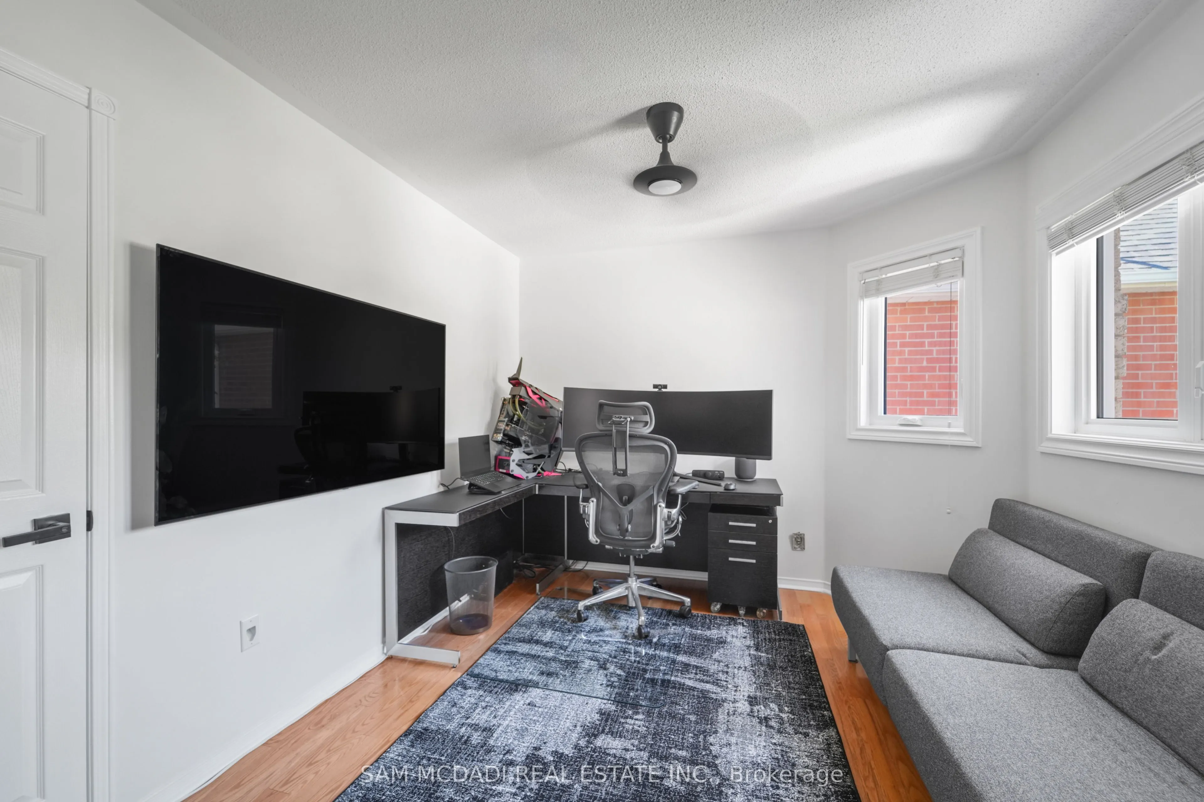 385 Turnberry Crescent