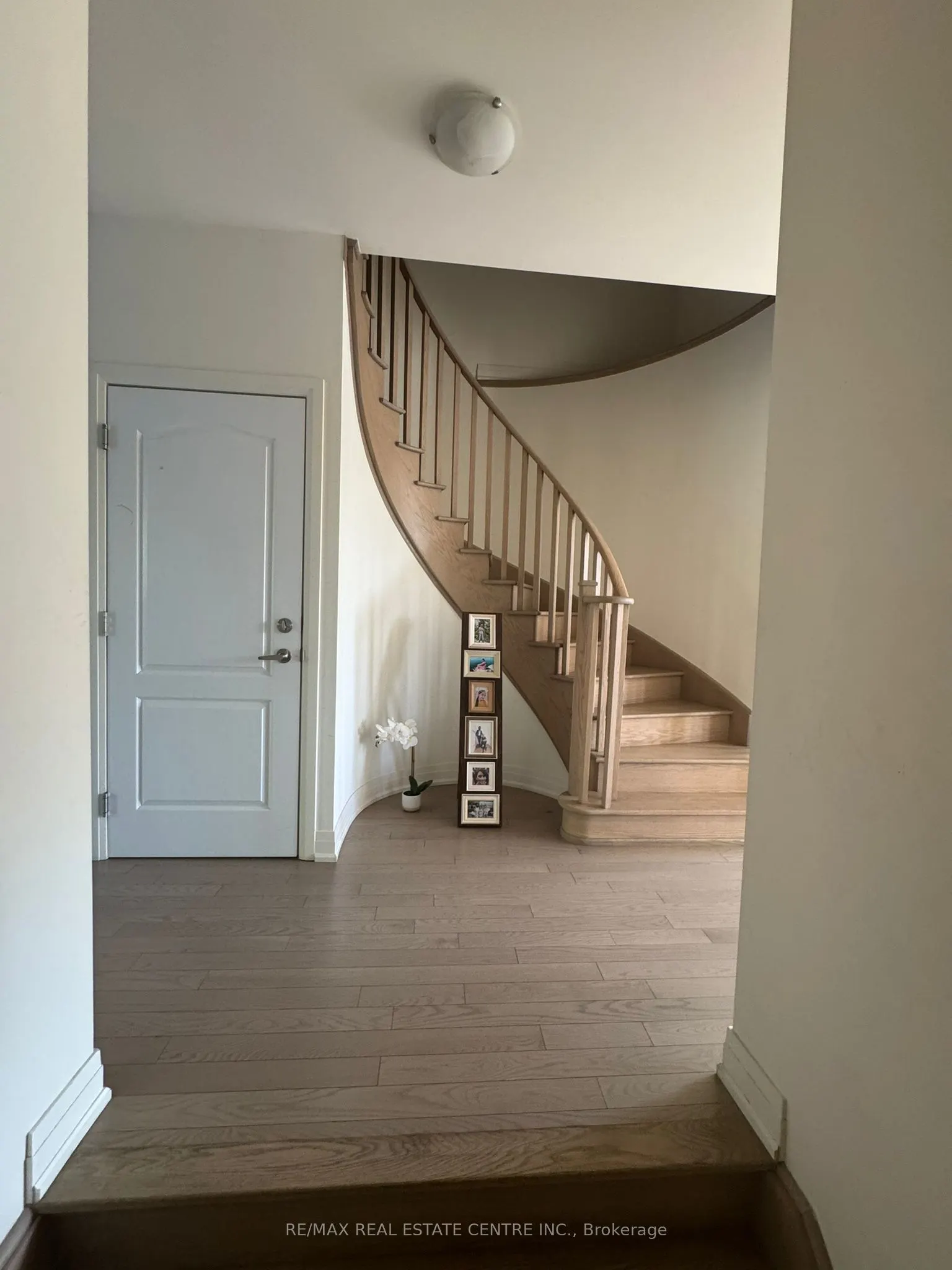 8 UNWIND Crescent, #(Upper Level)