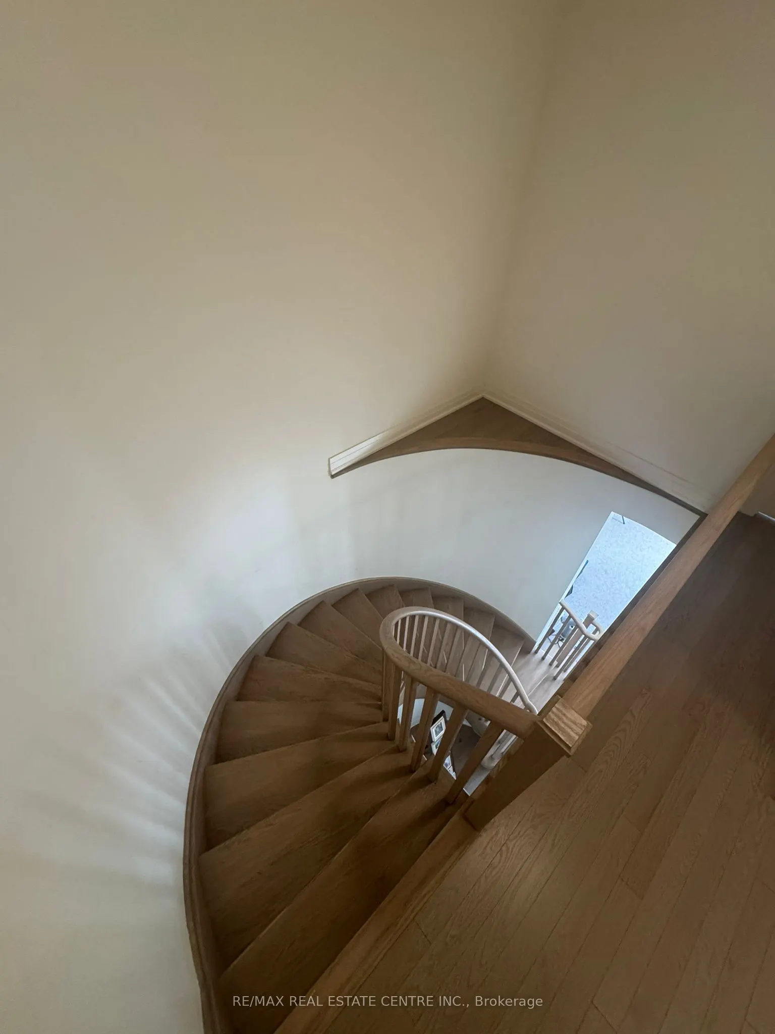 8 UNWIND Crescent, #(Upper Level)