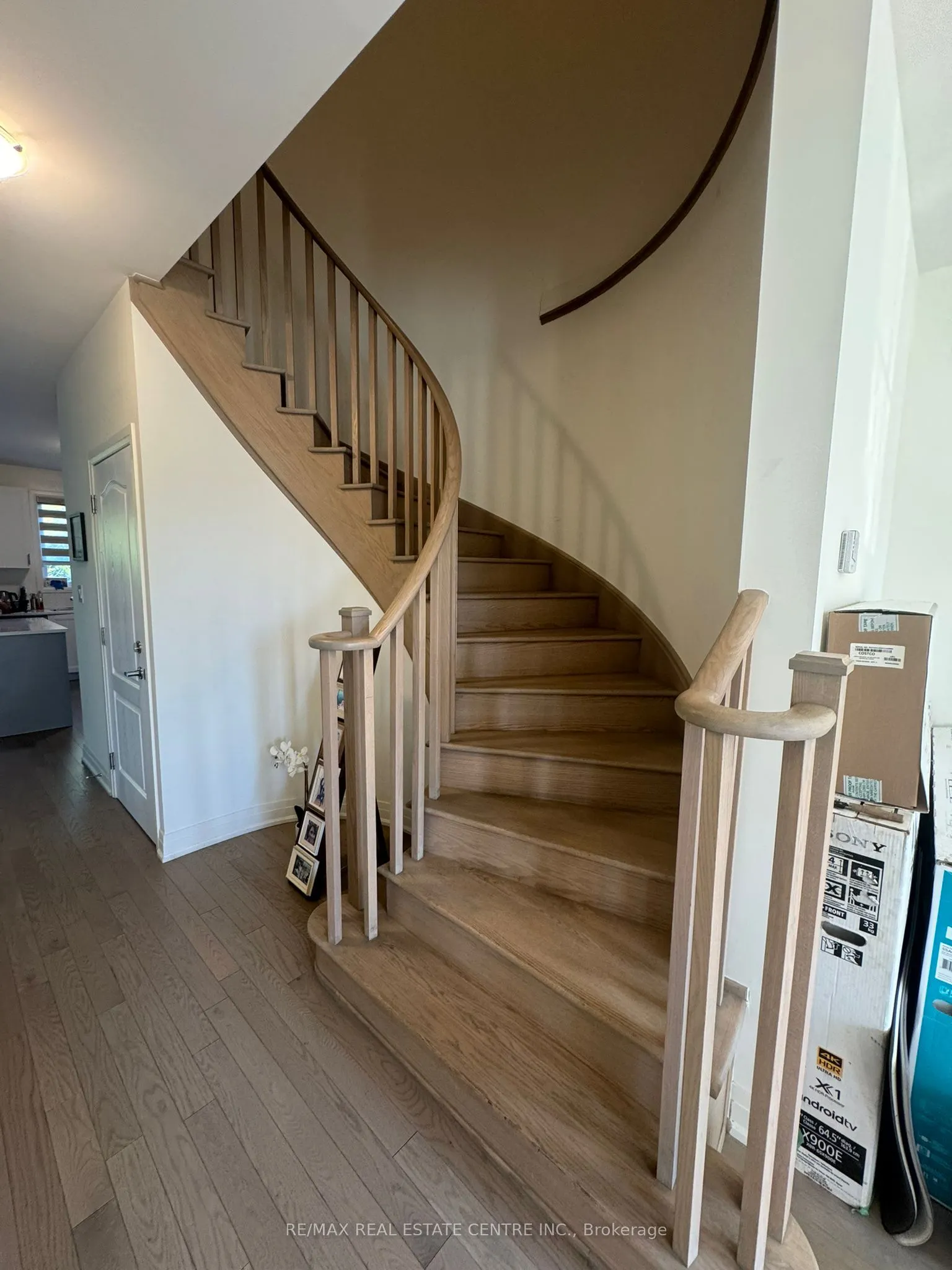 8 UNWIND Crescent, #(Upper Level)