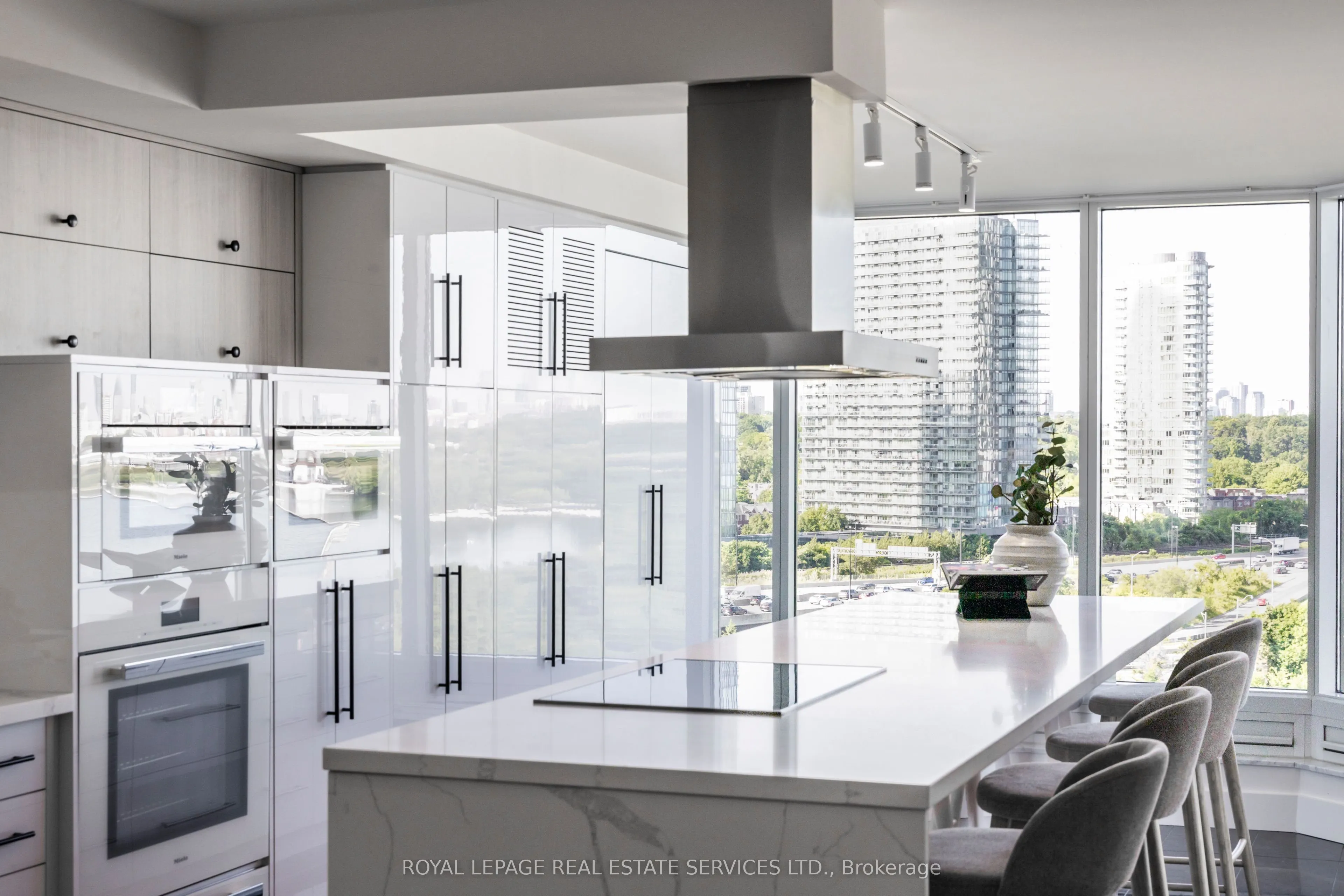1 Palace Pier Court, #1203