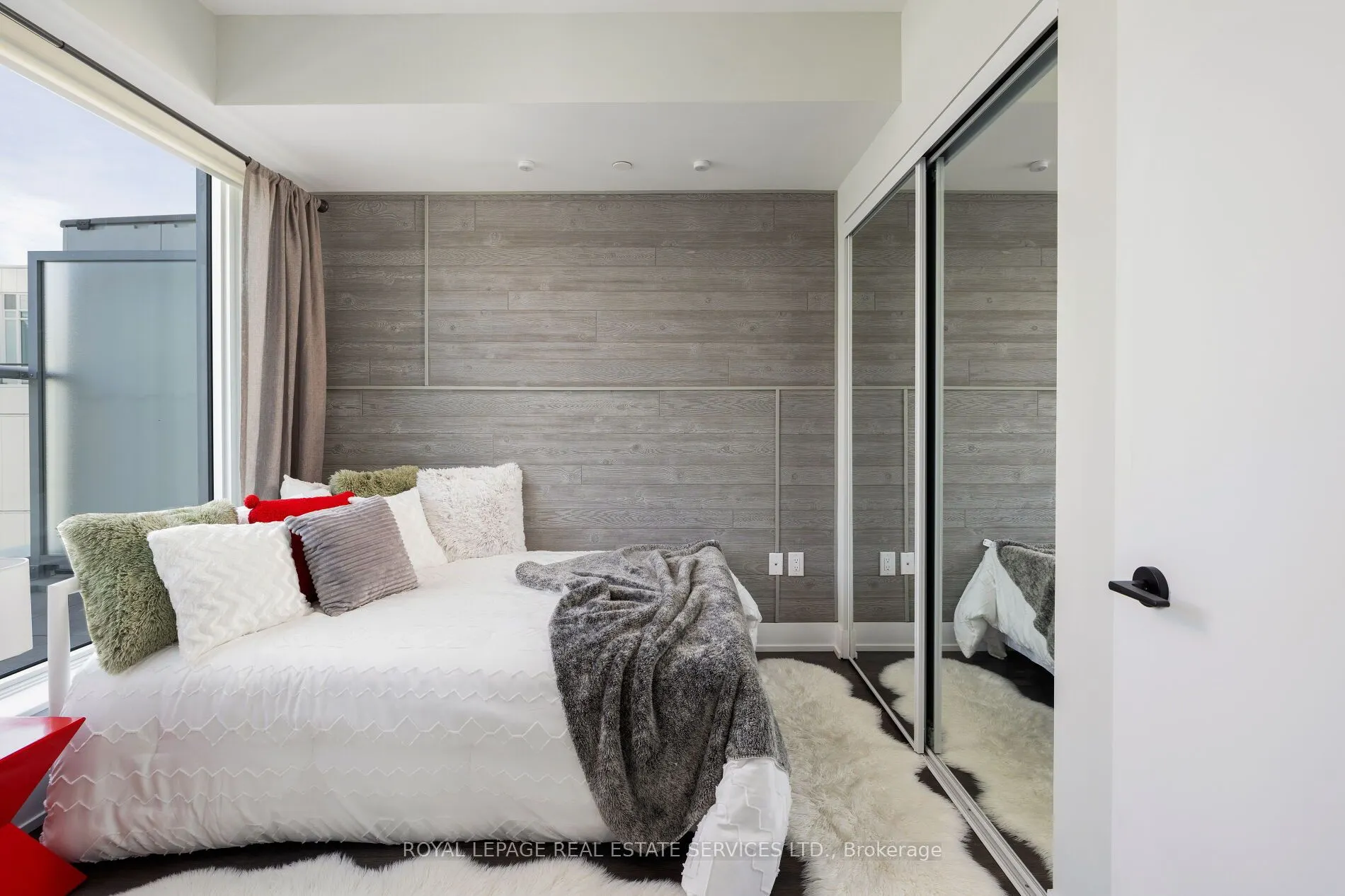 2450 Old Bronte Road, #720