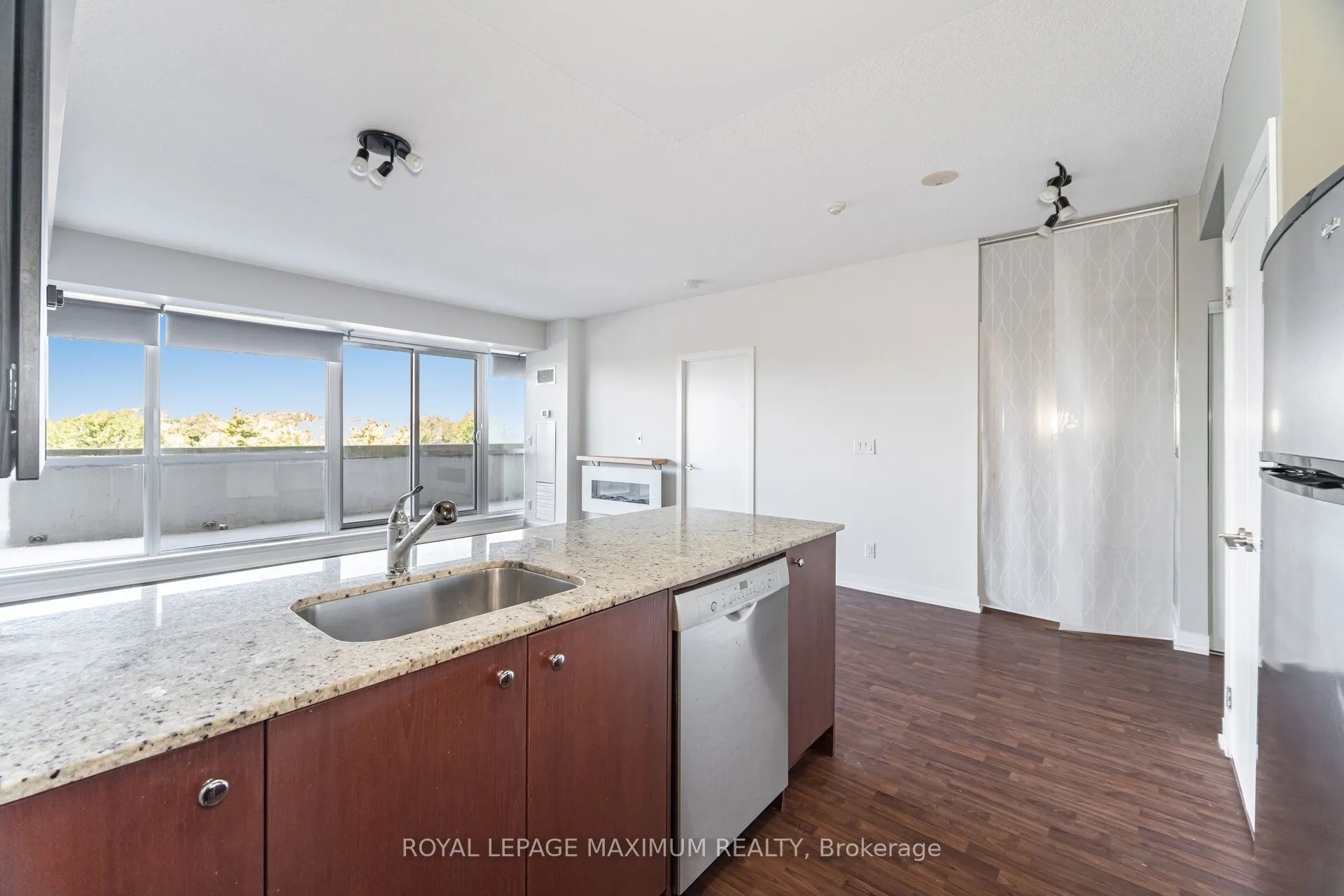 5101 Dundas Street W, #511