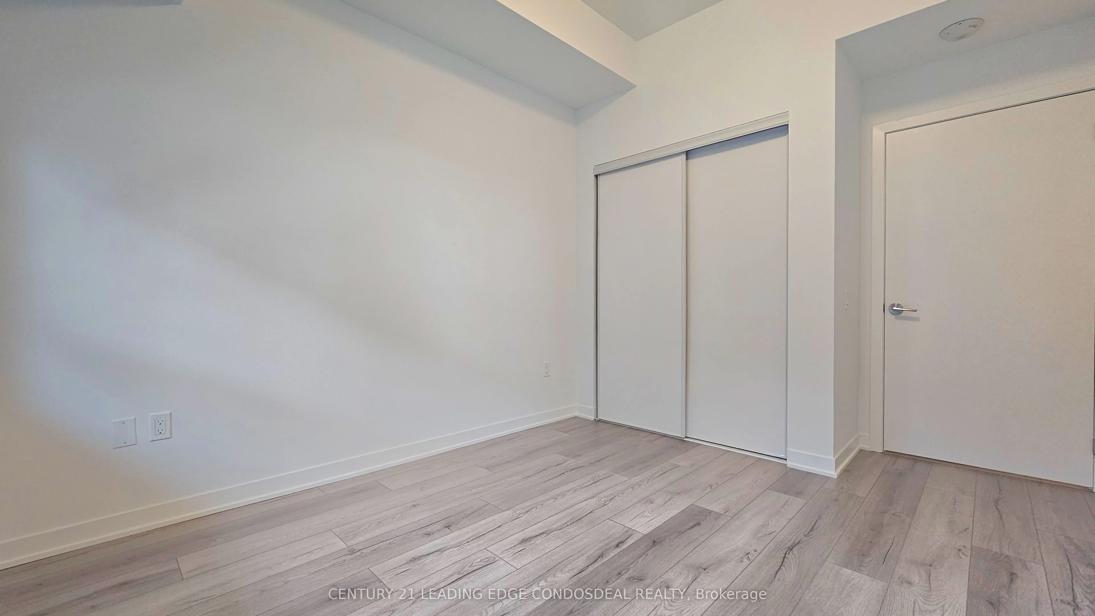 395 Dundas Street W, #524