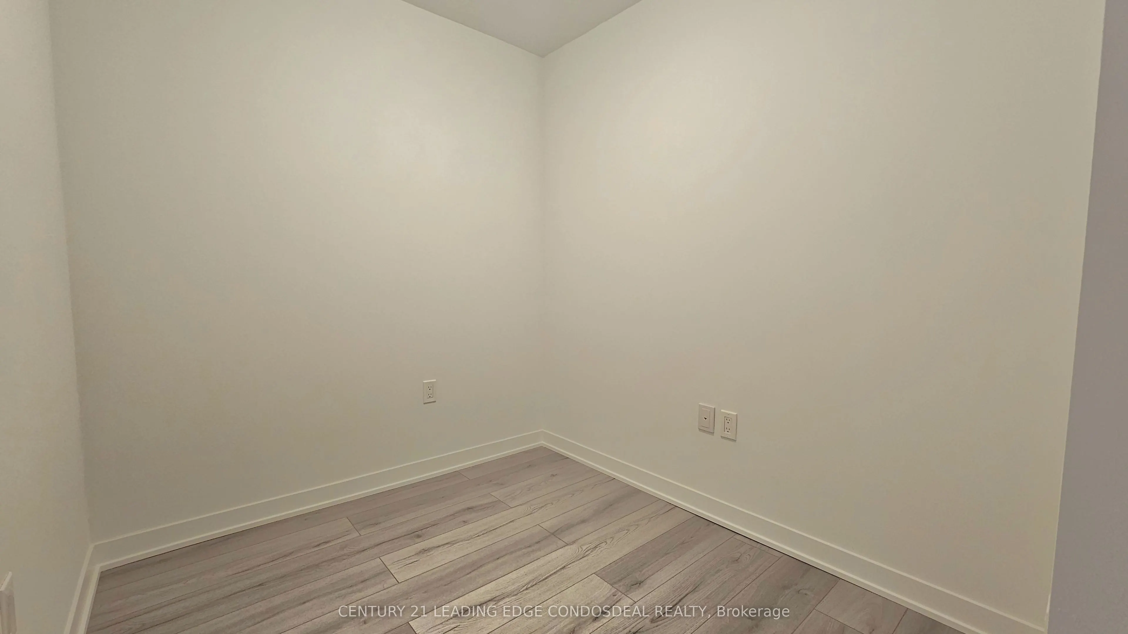 395 Dundas Street W, #524