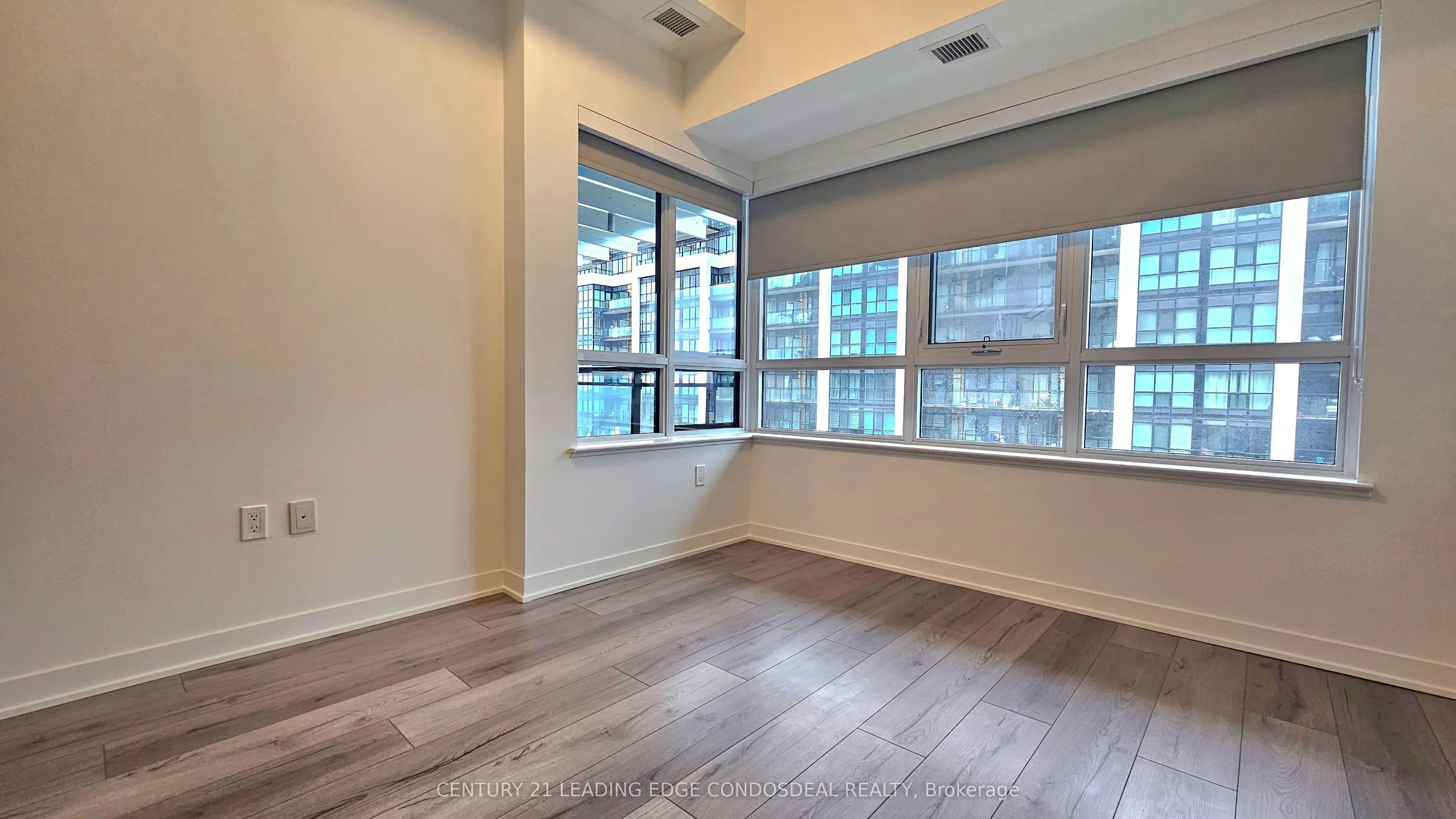 395 Dundas Street W, #524